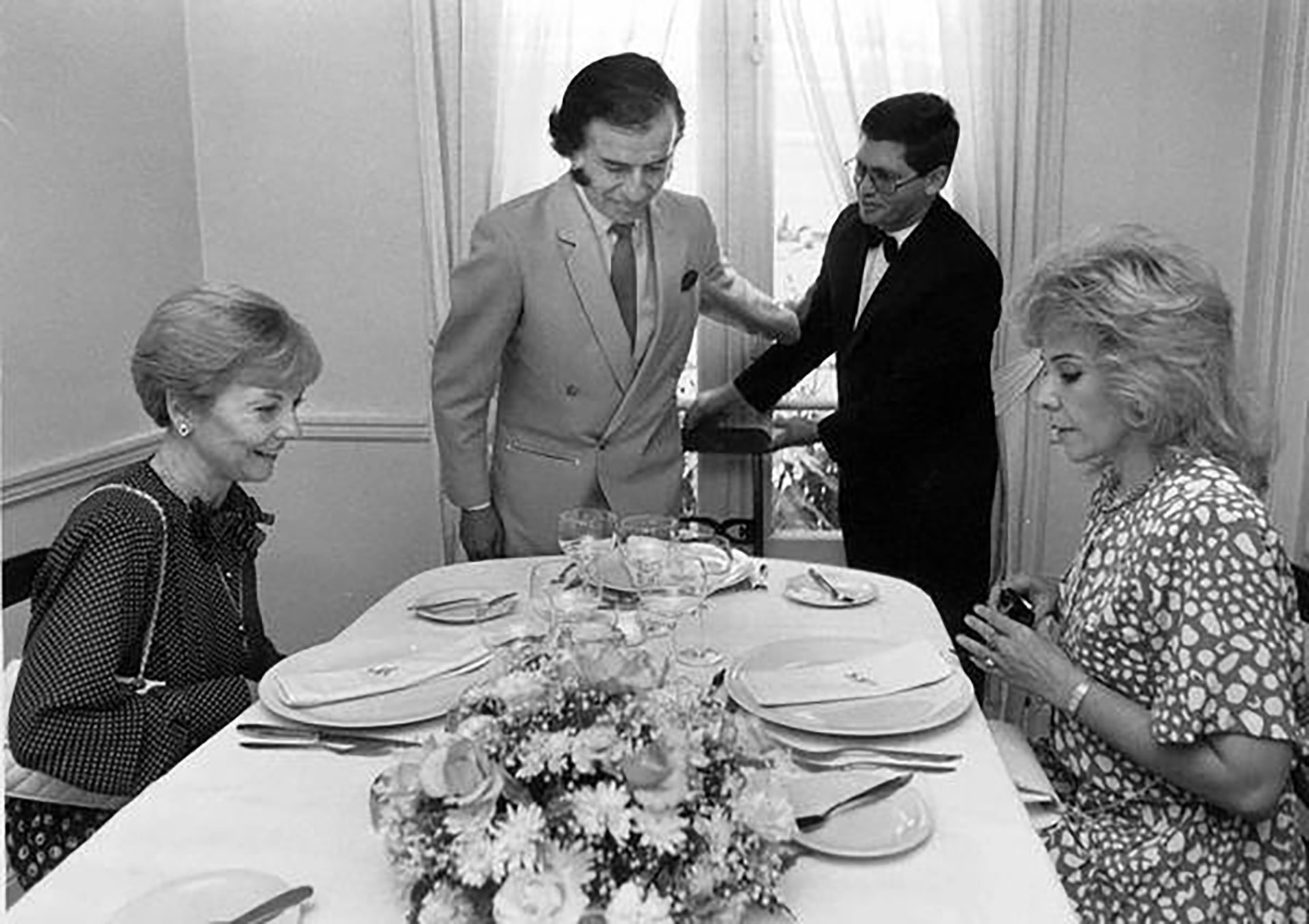 Carlos Menem, su mujer Zulema Yoma y la ex presidente Isabel Perón almorzando en un restaurante céntrico, Buenos Aires 1991 (AGN)