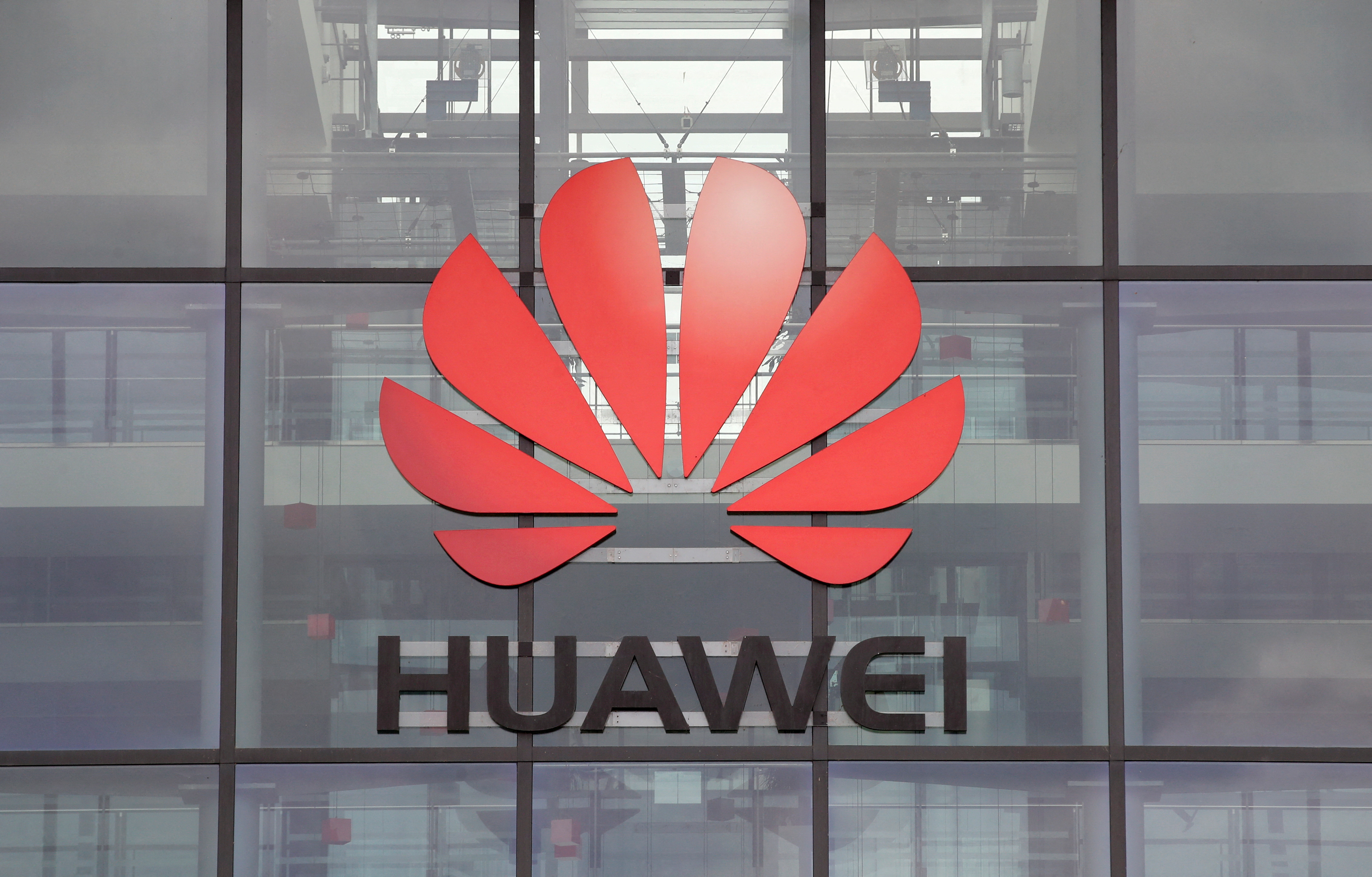 El logotipo de Huawei en el edificio de su sede en Reading, Gran Bretaña. REUTERS/Matthew Childs/File Photo