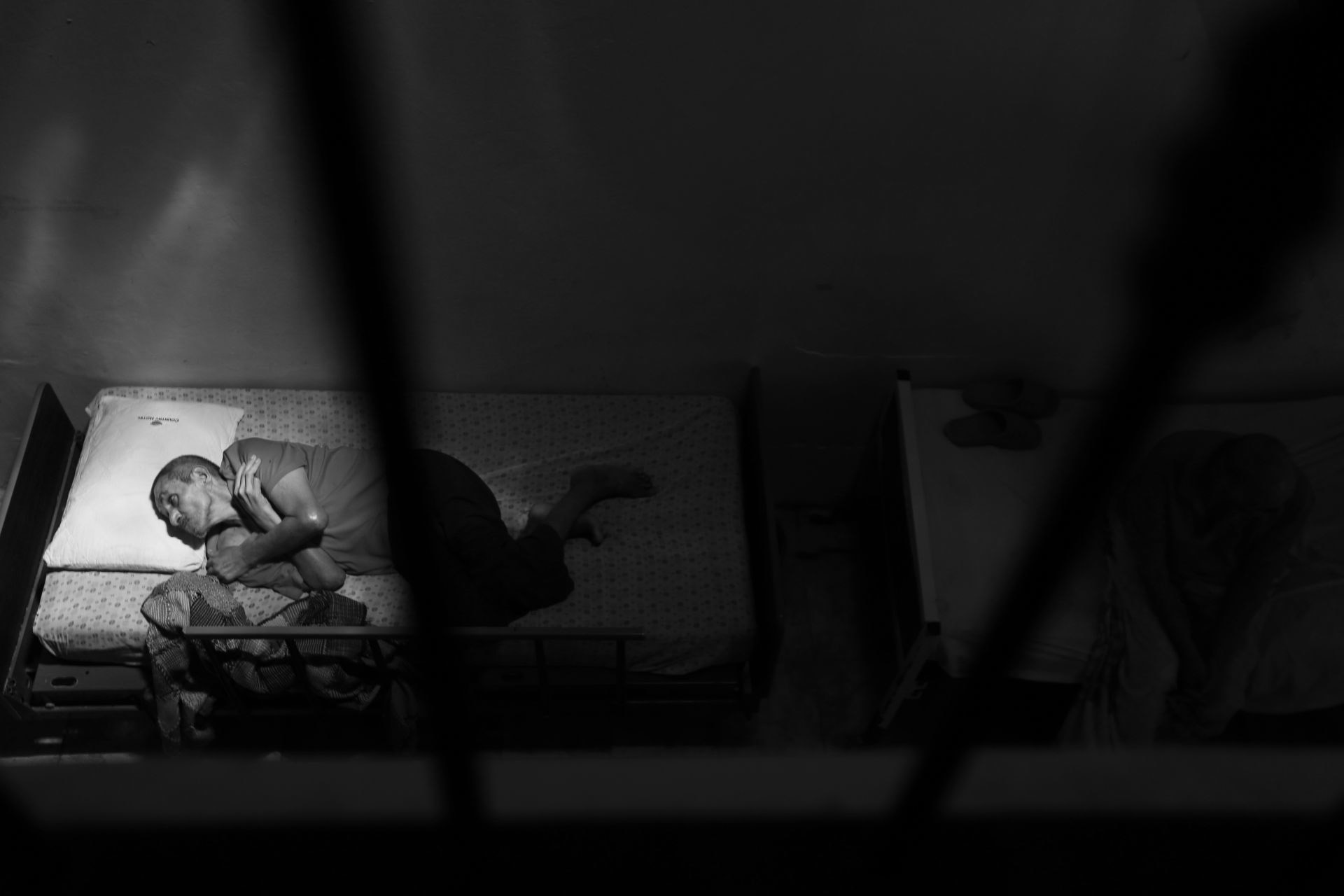 Un paciente del albergue Amigos de Juanita y Fernando A.C., reposa en un día común en la institución que alberga a 52 personas con problemas crónico degenerativos en estado de abandono.