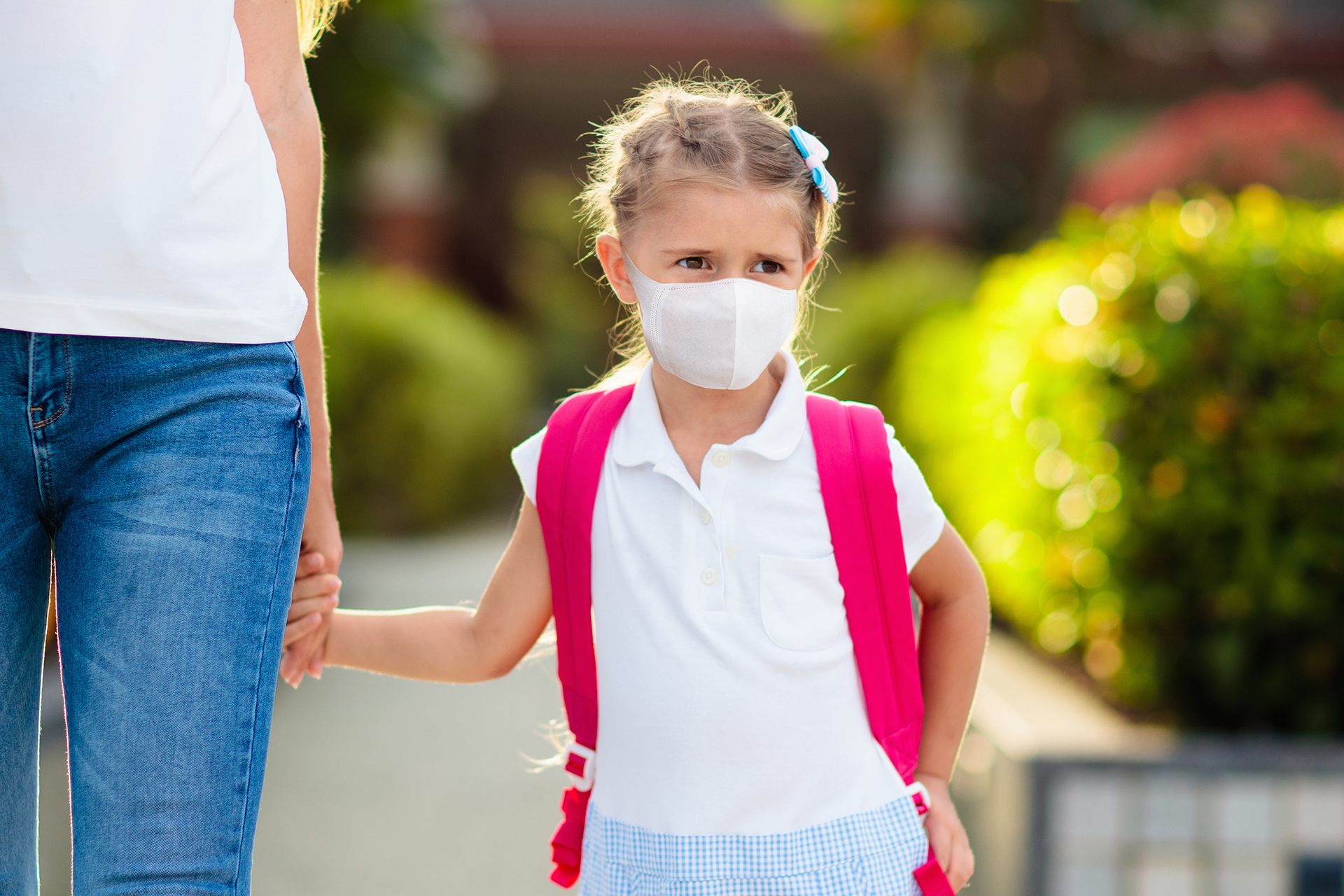 Un especialista en enfermedades infecciosas y miembro del Grupo Asesor Científico del Reino Unido dijo que existen mejores estrategias para controlar el virus en las escuelas que el uso de tapabocas en niños (Shutterstock)