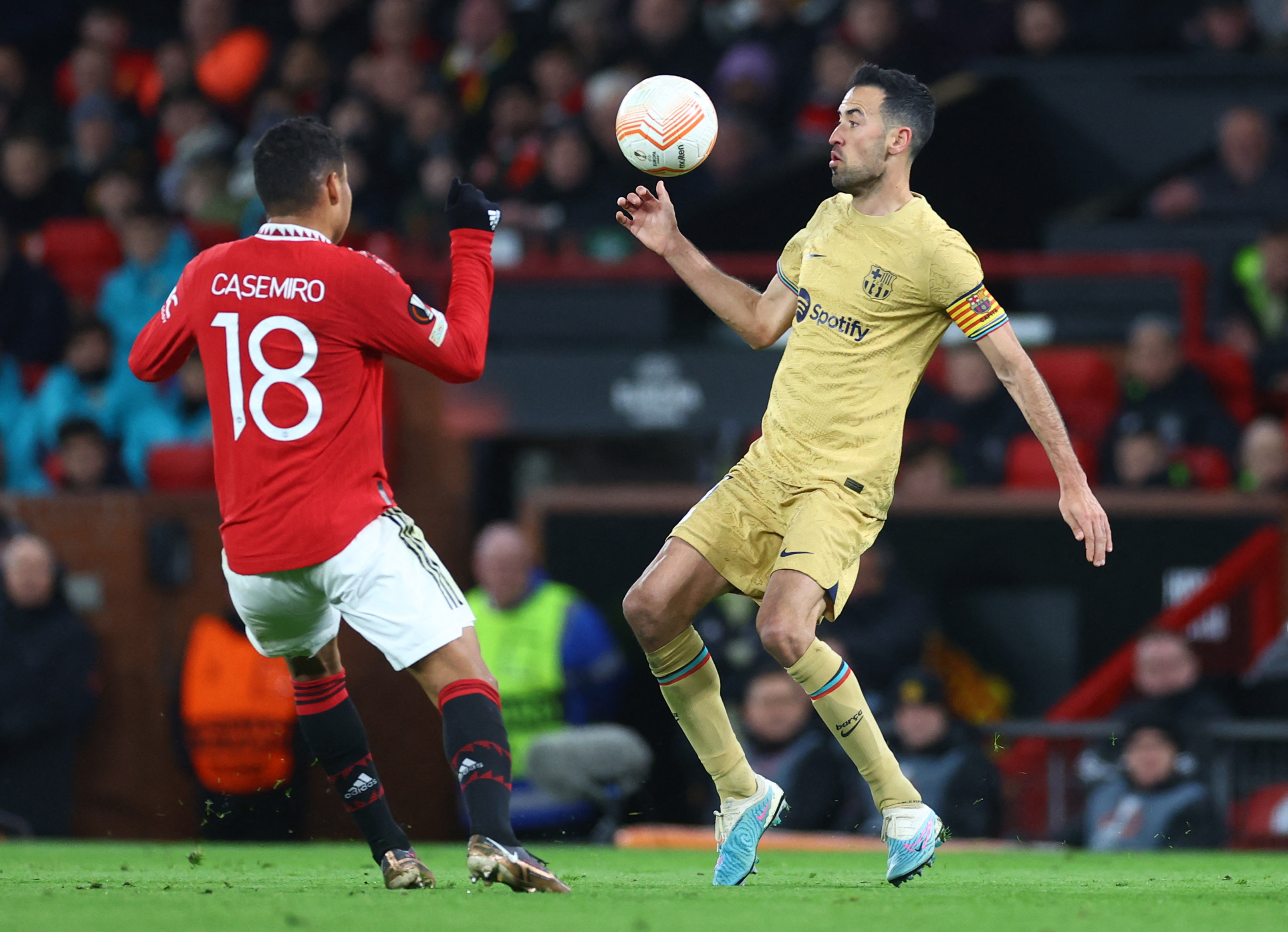 Casemiro y Sergio Busquets luchan por la posesión en la mitad de la cancha. Foto: REUTERS/Carl Recine