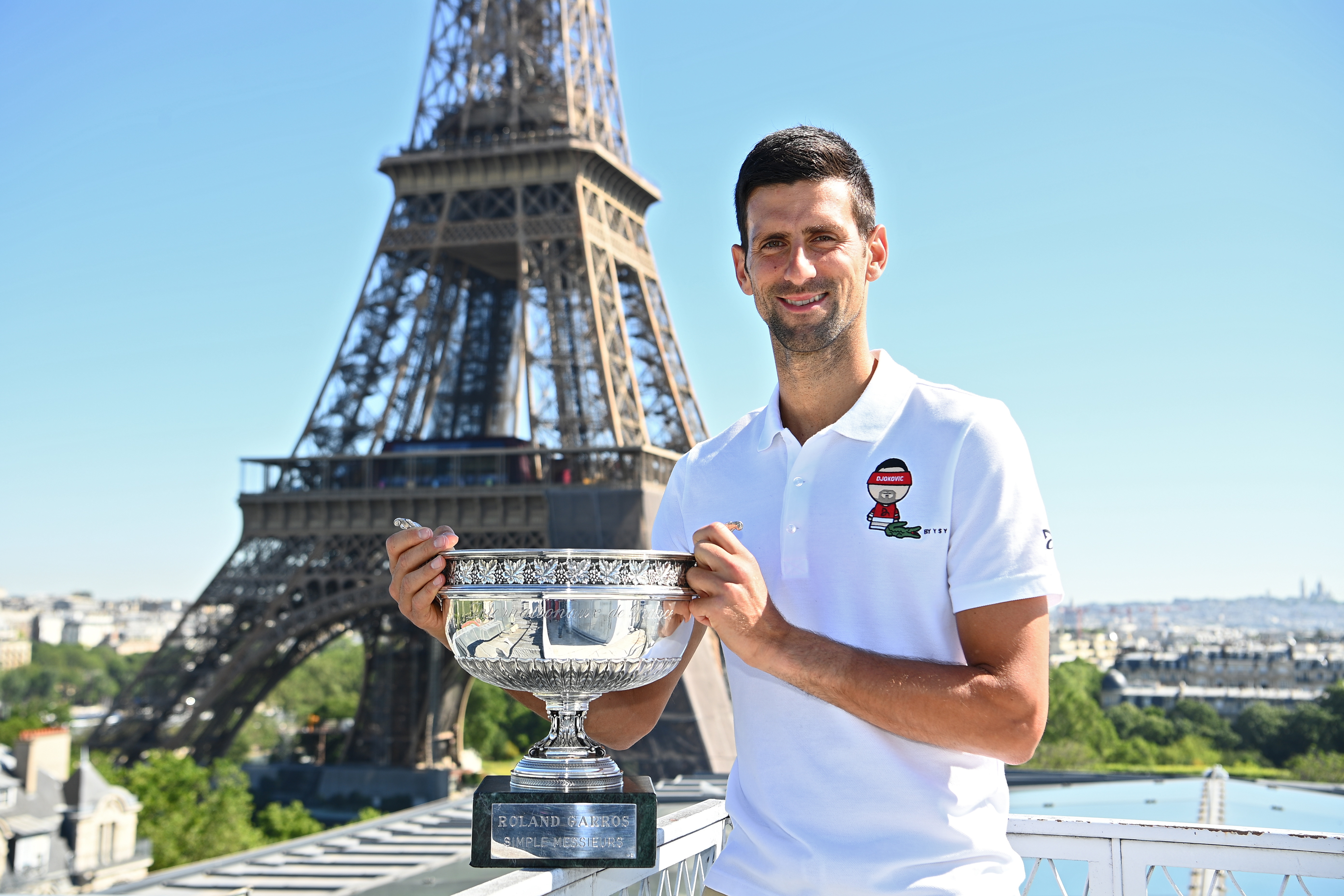 Novak Djokovic showing his Roland Garros 2021 trophy / EFE/EPA/CHRISTOPHE ARCHAMBAULT / POOL

