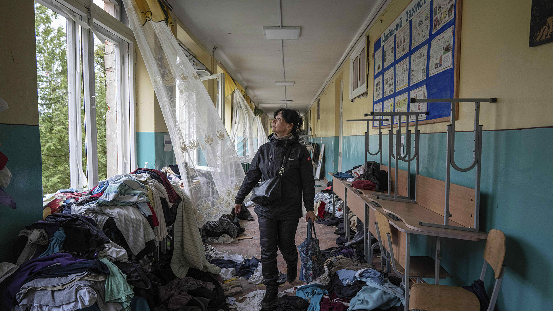 Casi el 10% de las escuelas atacadas por Rusia quedaron completamente destruidas (AP Photo/Evgeniy Maloletka)