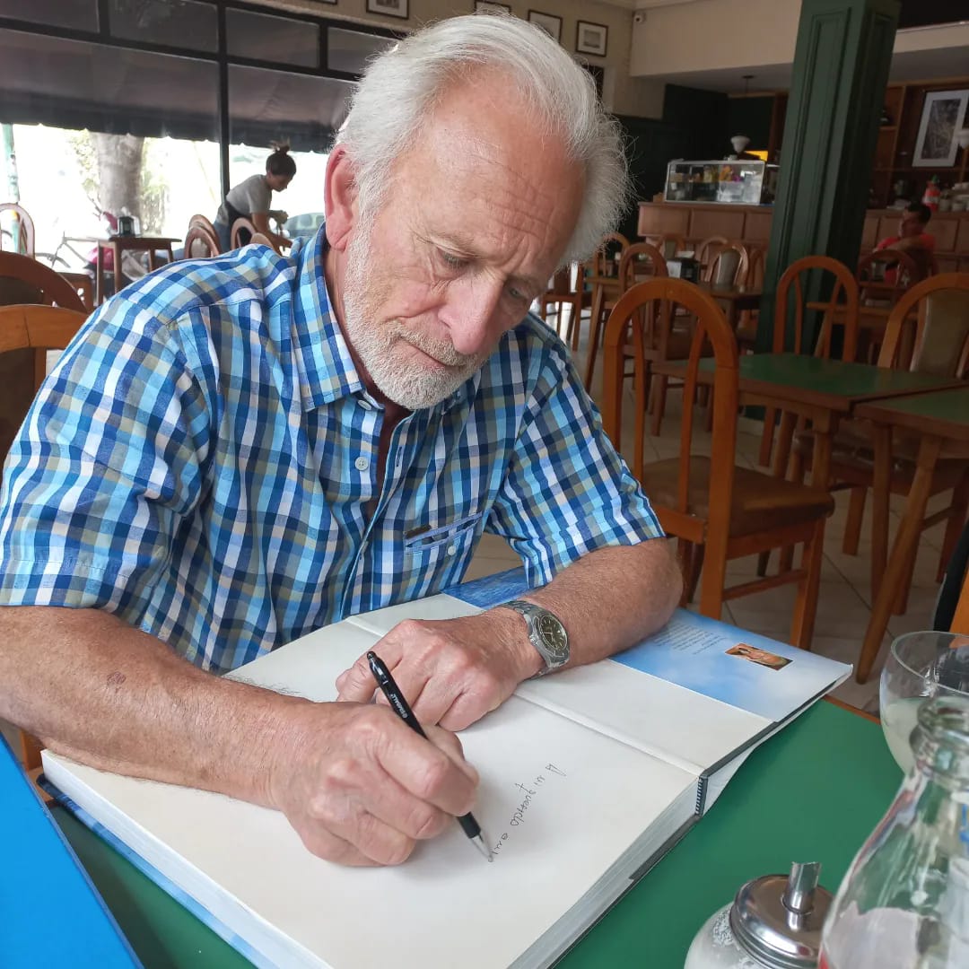 Alfredo Barrabán firmando su libro, "Expedición Atlantis", donde cuenta la epopeya de cruzar el Atlántico en balsa, habiendo sido el capitán de lo que otros calificaban como "imposible"