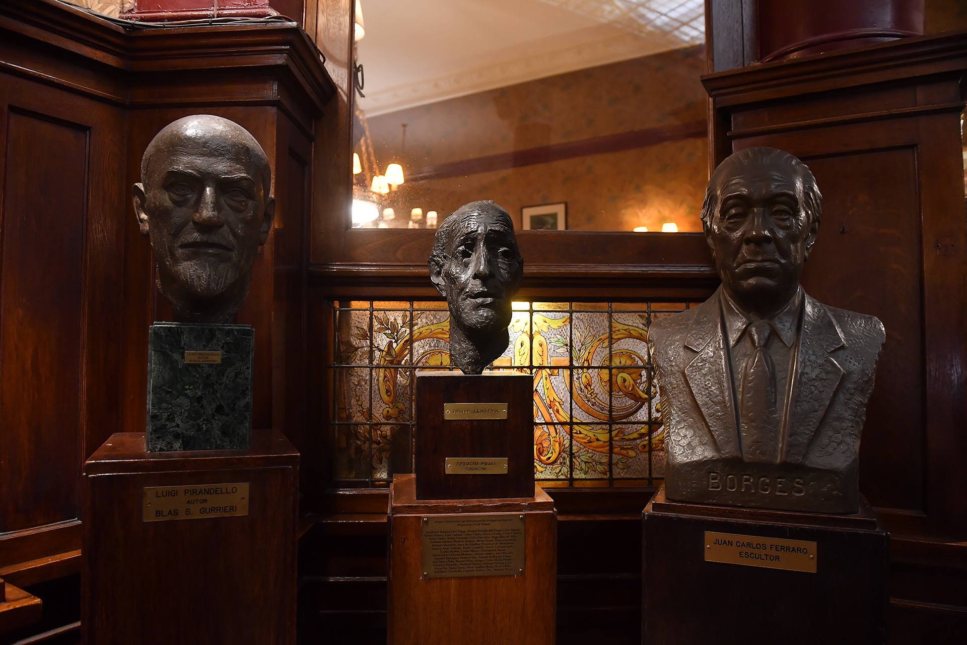 En el fondo del bar está poblado de esculturas dedicadas a sus ilustres visitantes. El escritor Jorge Luis Borges solía frecuentar el Tortoni. Su amigo el poeta Mosquera Montaña, un habitué que solía llevarlo, fue presidente de la Asociación Amigos del Café Tortoni, donde entregaba cada año la Orden del Pocillo. También hay un busto dedicado al dramaturgo Luigi Pirandello, quien de visita fue agasajado con un concierto de Carlos Gardel en 1927. Acompañado por sus guitarristas, Barbieri y Ricardo, interpretó Mi noche triste, Rosas de Otoño y Senda florida (Crédito: Maximiliano Luna)