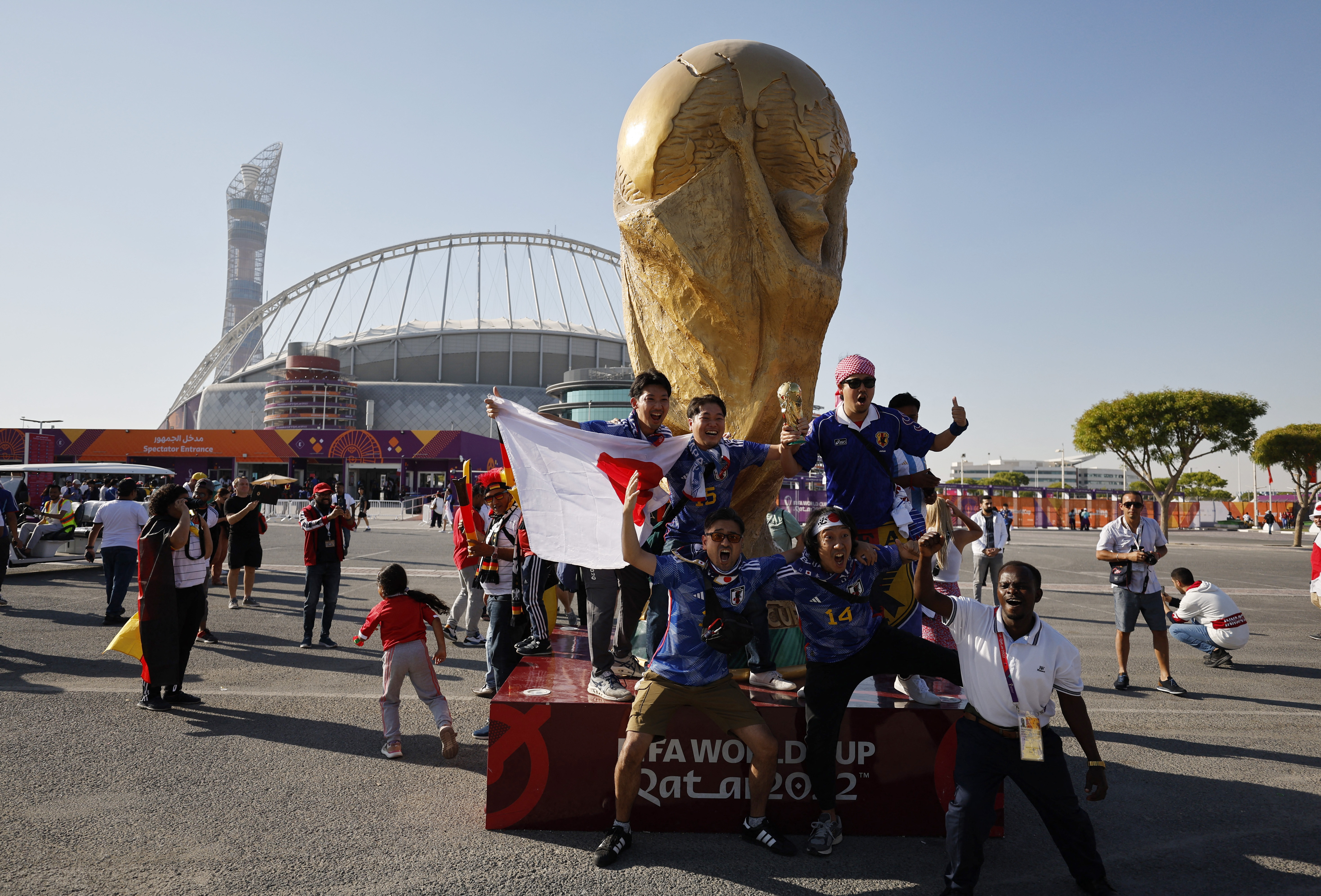 El público de Alemania y Japón llega al Khalifa International Stadium (REUTERS/Issei Kato)