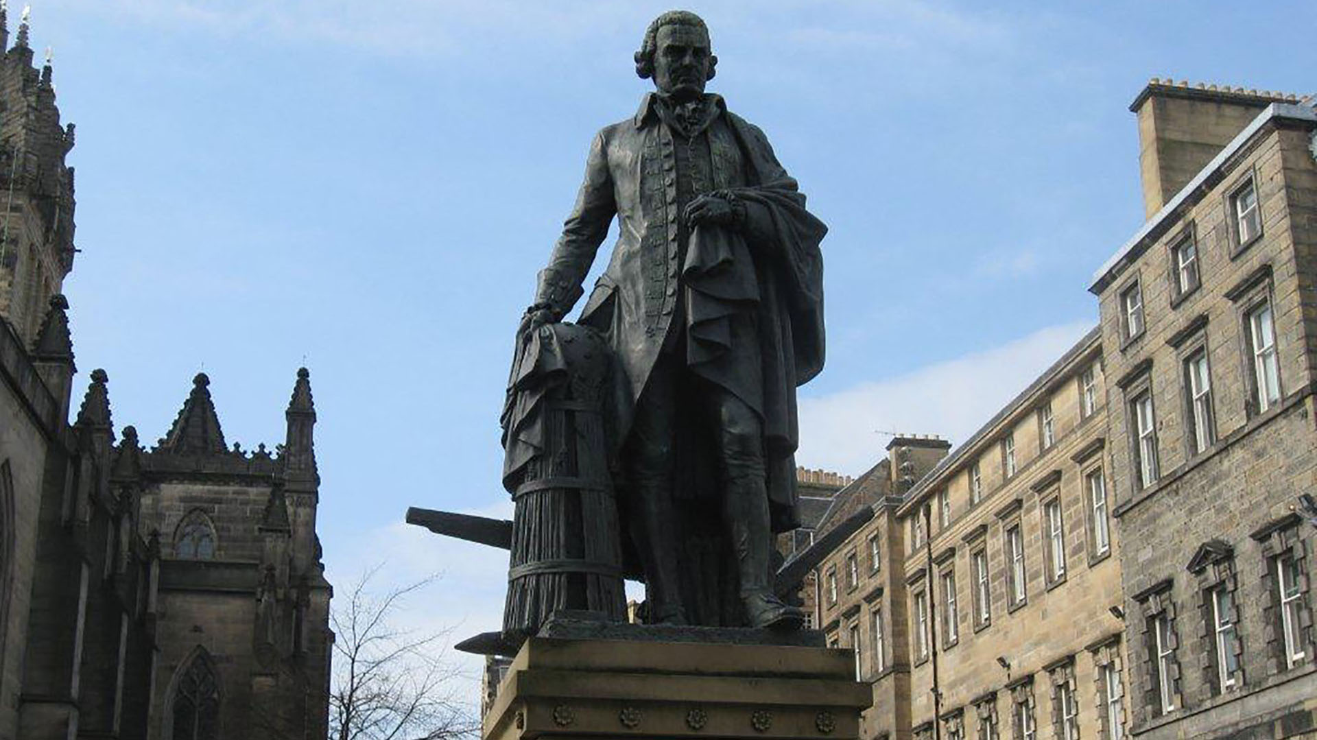 Estatua del economista escocés Adam Smith, padre del liberalismo