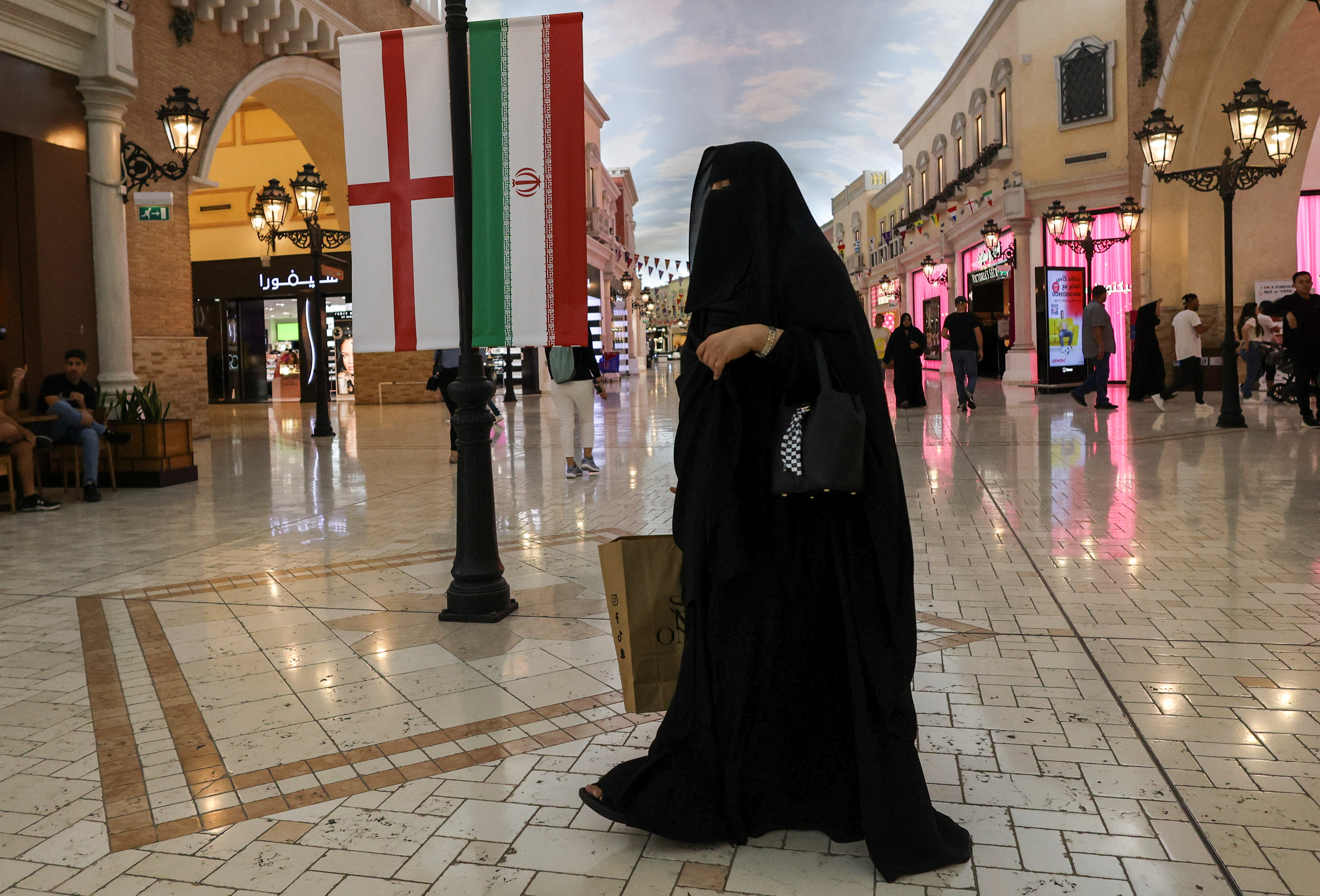 Las mujeres locales más ortodoxas usan su niqab durante el día y la noche (REUTERS/Amr Abdallah Dalsh)