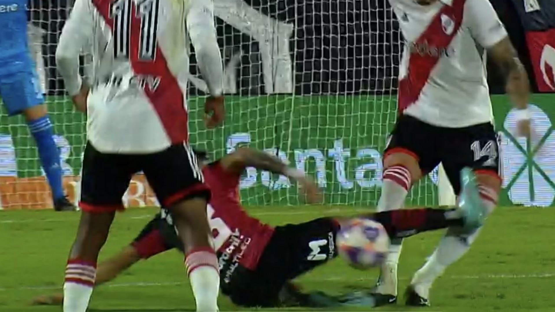 La polémica en Newell’s-River Plate: por qué el árbitro debió expulsar a Brian Aguirre por su planchazo a González Pírez