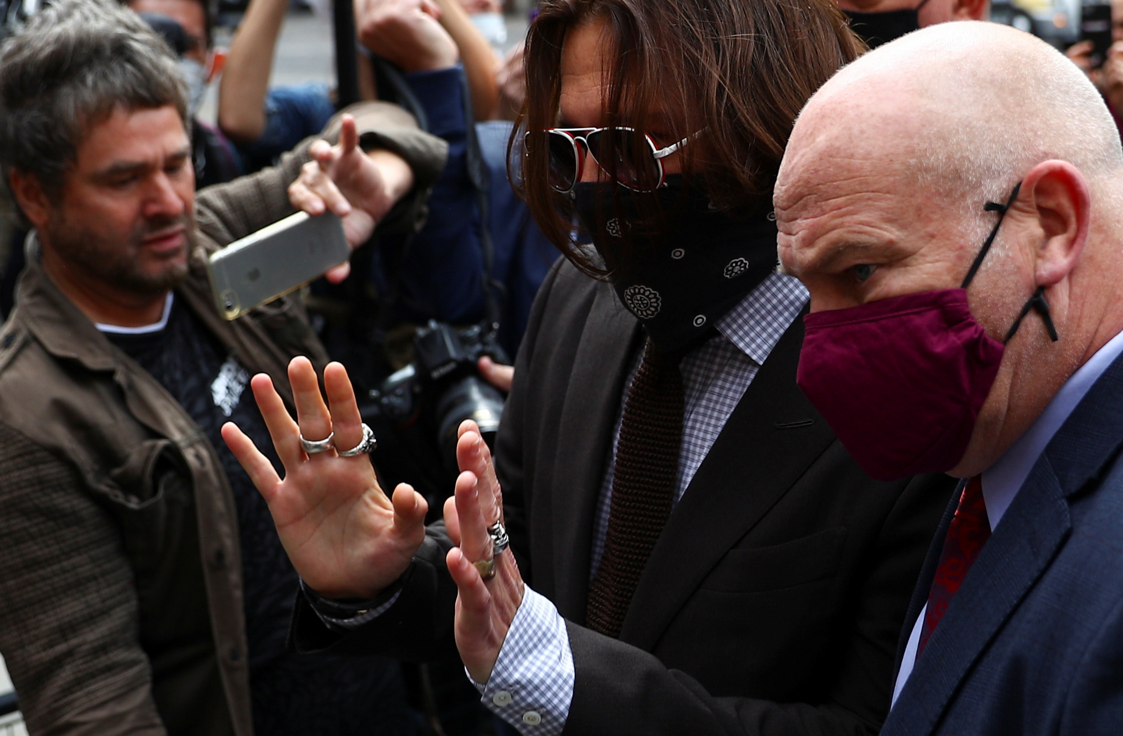 Johnny Depp ingresando con su abogado a la corte de Londres (REUTERS)