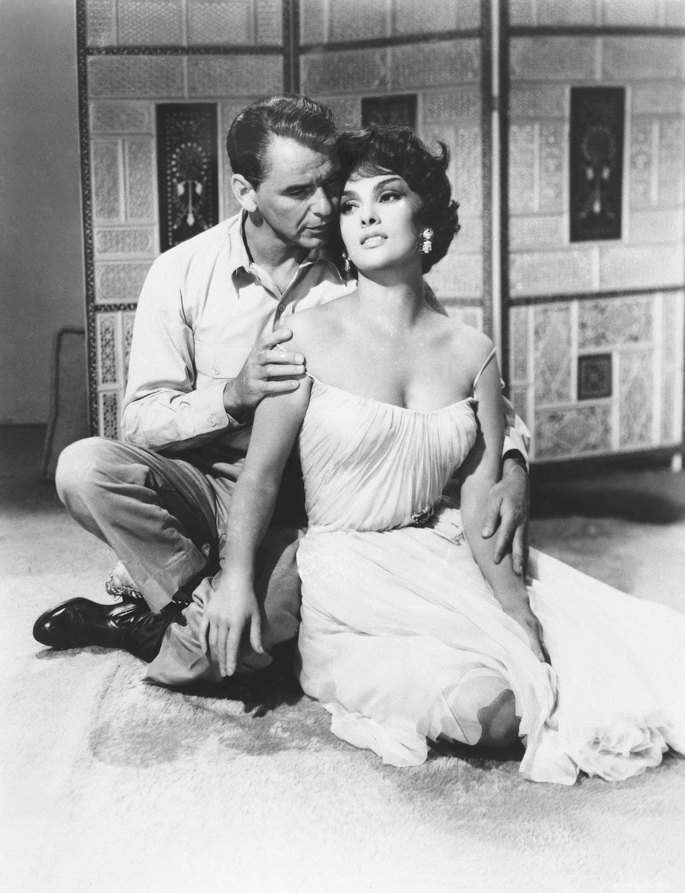 ARCHIVO - Frank Sinatra junto a Gina Lollobrigida  en el filme "Never So Few" de 1959. (Foto AP, archivo)