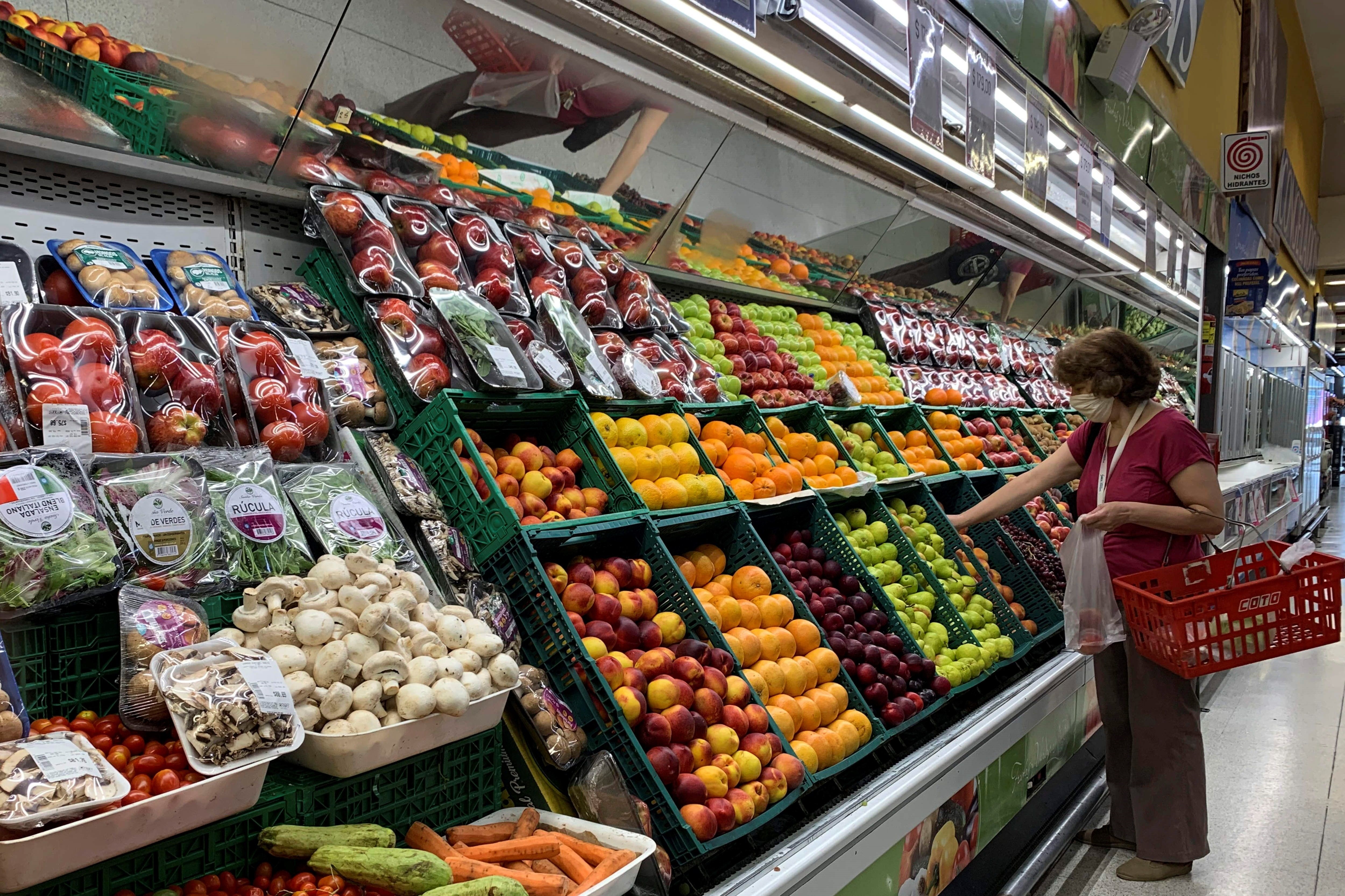 Una mujer busca productos en un supermercado hoy en Buenos Aires (Argentina). EFE/Demian Alday Estevez
