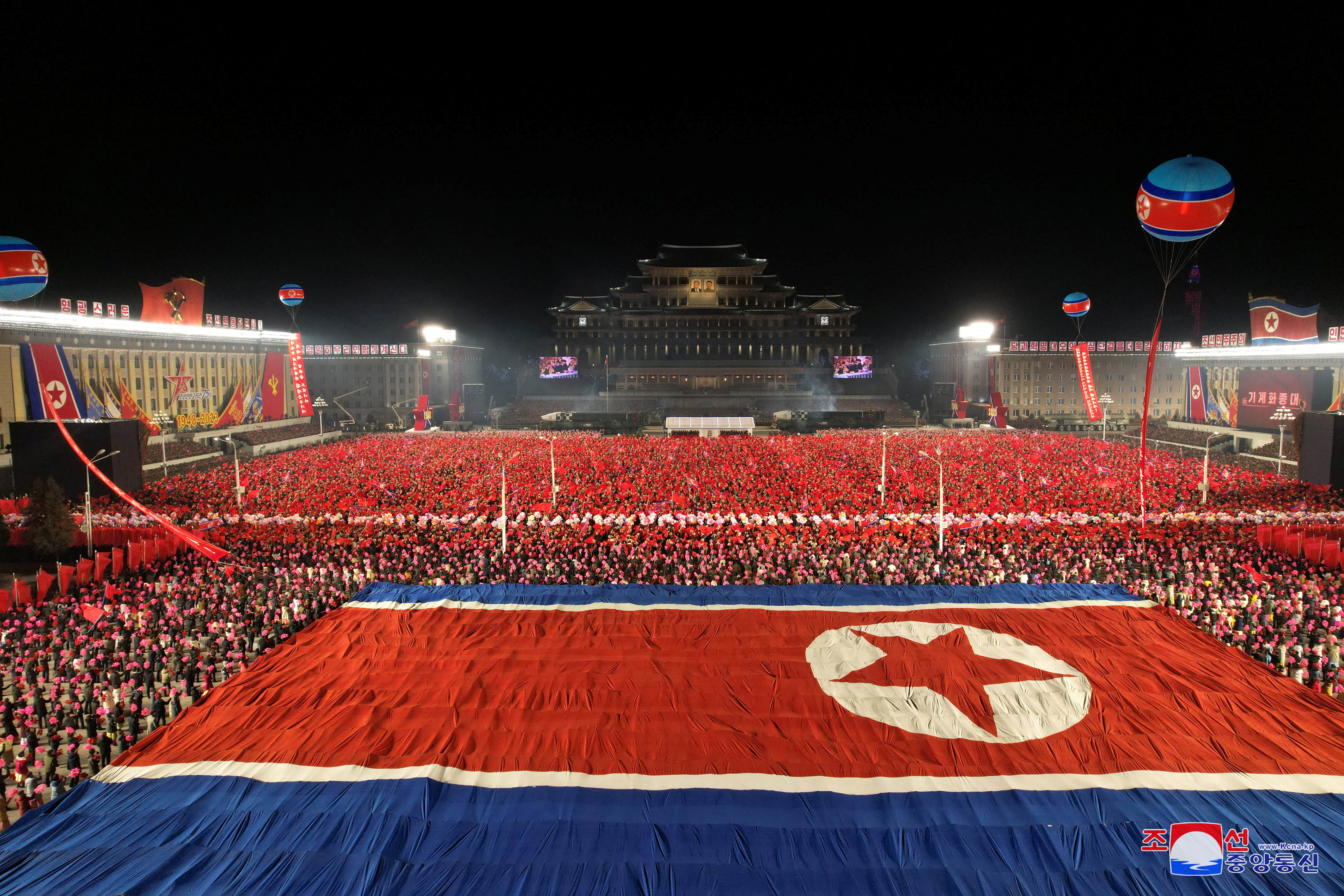 Una bandera nacional gigante de Corea del Norte se muestra durante un desfile militar para conmemorar el 75 aniversario de la fundación del ejército de Corea del Norte, en la Plaza Kim Il Sung en Pyongyang, Corea del Norte 8 de febrero 2023, en esta foto publicada por la Agencia Central de Noticias de Corea del Norte (KCNA). KCNA via REUTERS 