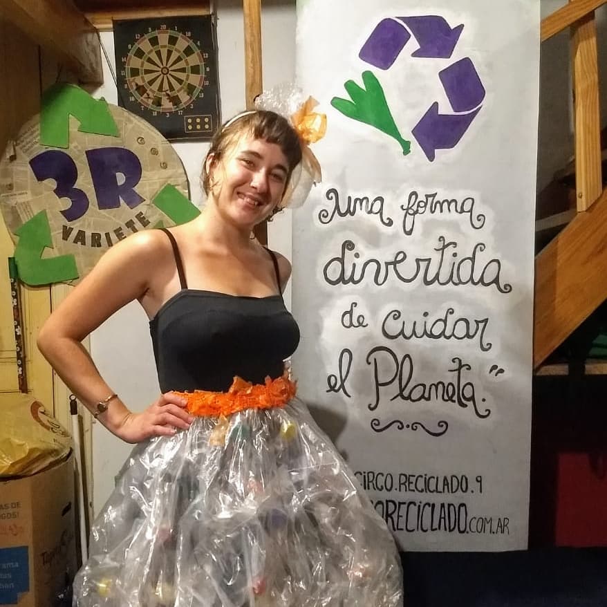 Carolina con un vestido reciclado