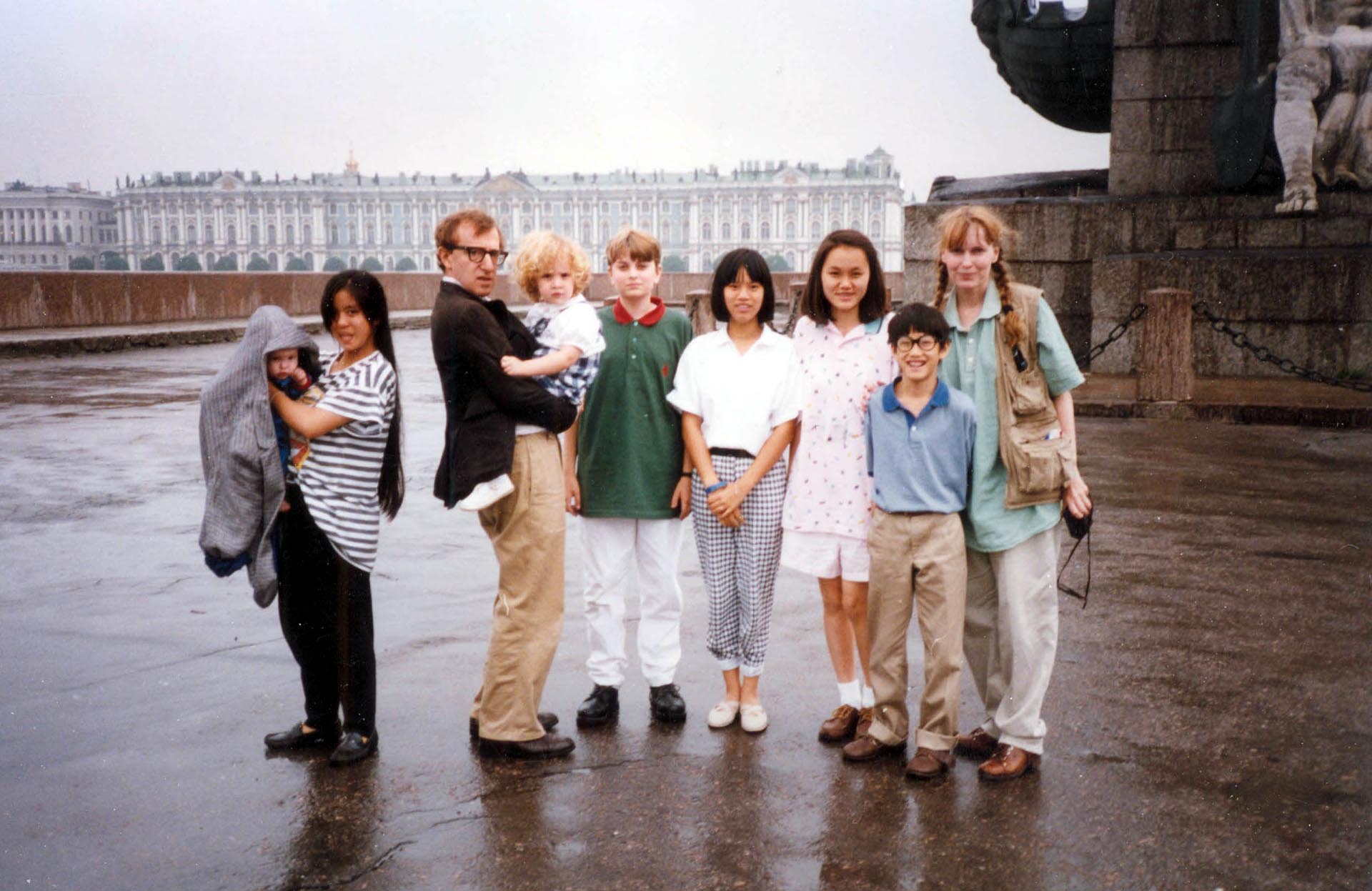 Woody Allen y Mia Farrow con sus hijos (Shutterstock)
