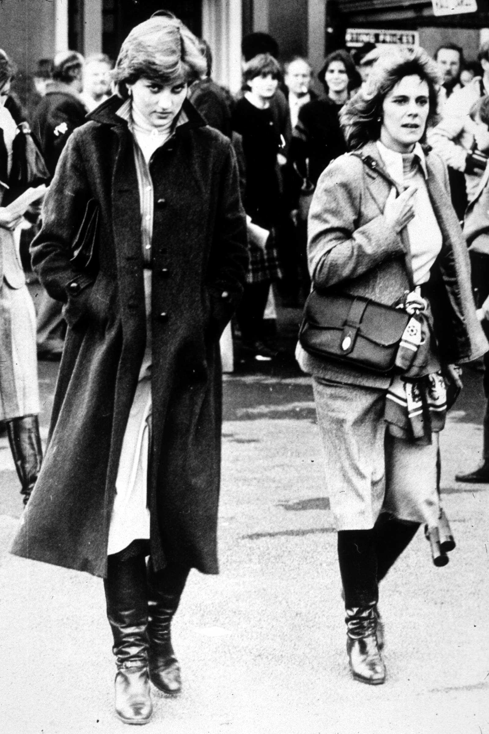 Enemigas íntimas: Lady Diana Spencer y Camilla Parker-Bowles en la carrera de Ludlow en 1980, donde Carlos competía (Photo by Express Newspapers/Archive Photos) 