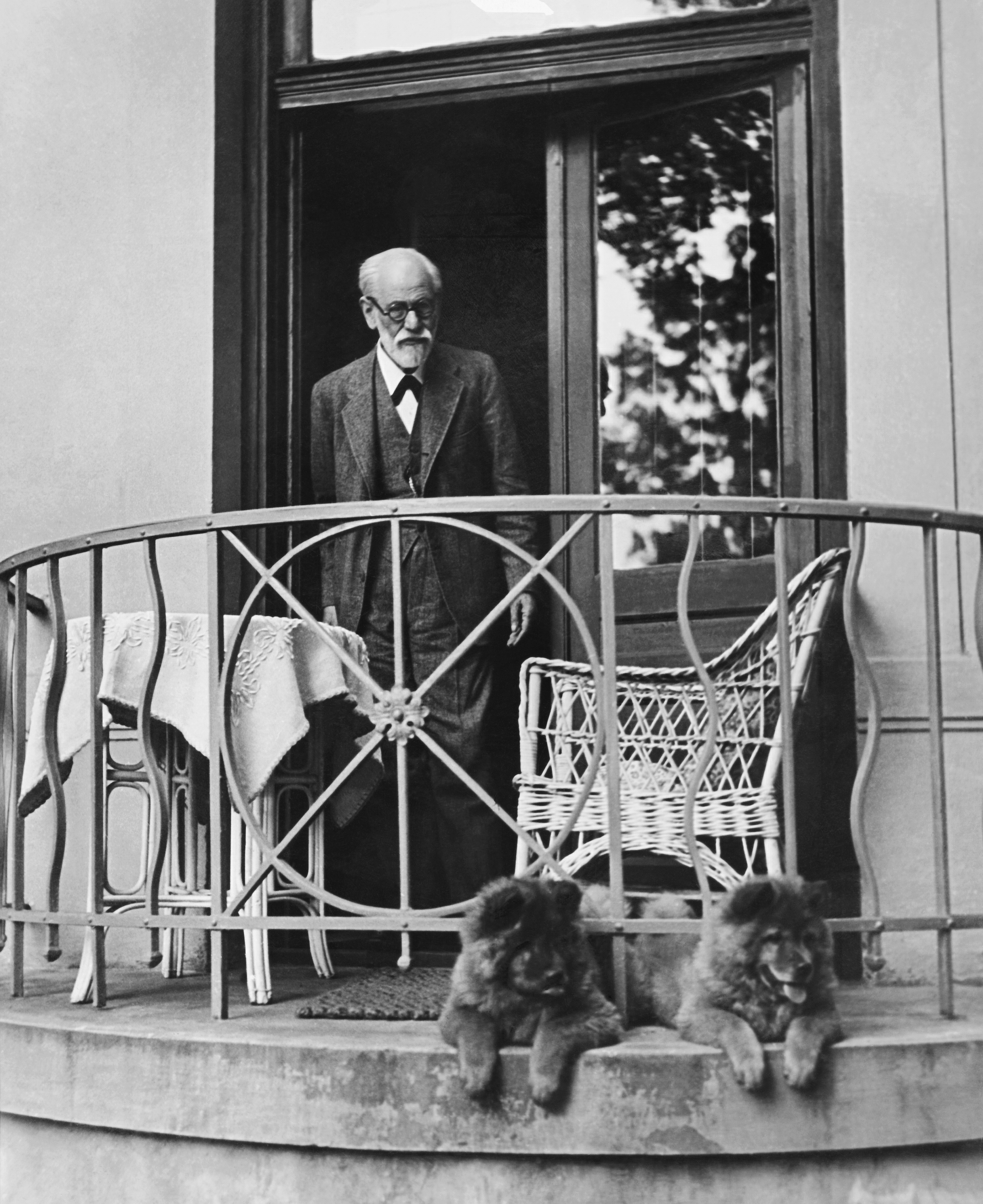 Sigmund Freud en su hogar en Viena, junto a dos de sus perros. El psicoanalista era inflexible en sus hábitos y le resultaba un fastidio cualquier modificación que los alterara: jamás cambiaba sus rutinas (Underwood Archives/Getty Images)
