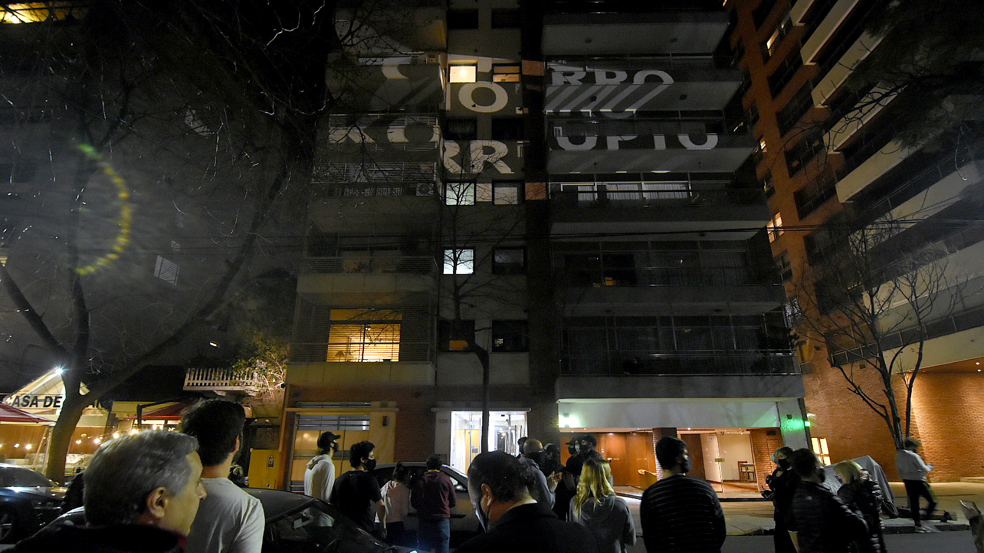 A modo de protesta, un vecino proyectó la palabra "corrupto" en un edificio de Belgrano. (Nicolás Stulberg)