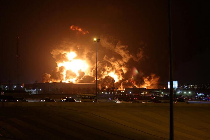 Una imagen impactante de la explosión en la instalación petrolera cerca del circuito donde corre la F1 (REUTERS/Stringer)