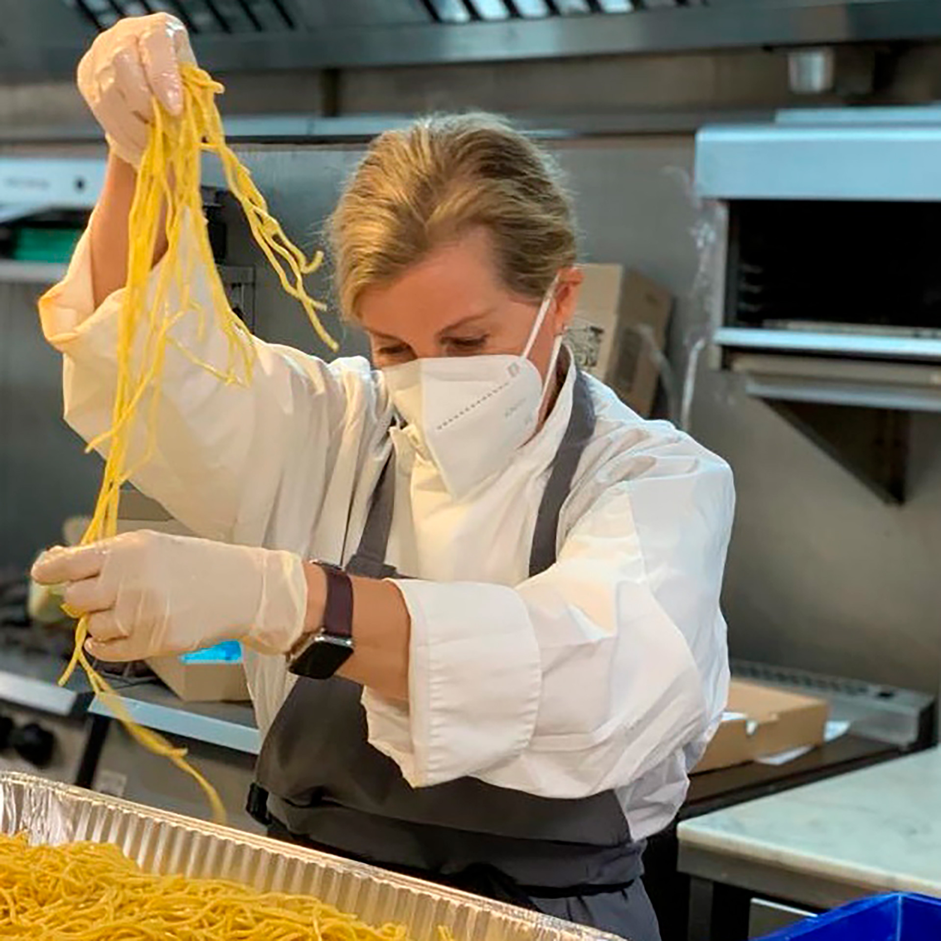 La condesa Sofía de Wessex utilizó mascarilla y guantes para cocinarle voluntariamente al personal sanitario