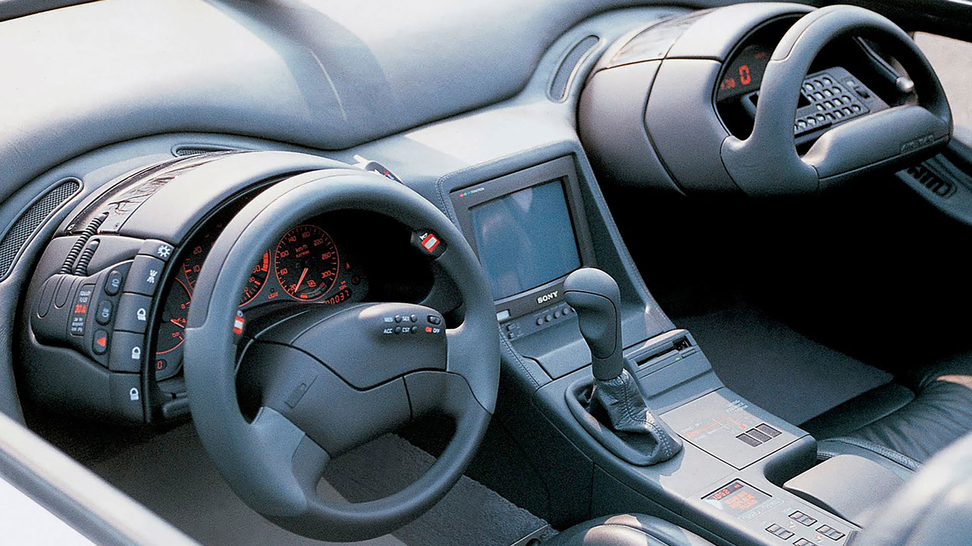 Dos compartimentos separados con un diseño tan similar entre sí, que el acompañante también tenía una especia de volante simulado