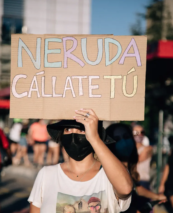 La consigna, que desafía los versos más conocidos del Nobel, “Me gusta cuando callas porque estás como ausente”, no falta en las movilizaciones feministas en Chile.