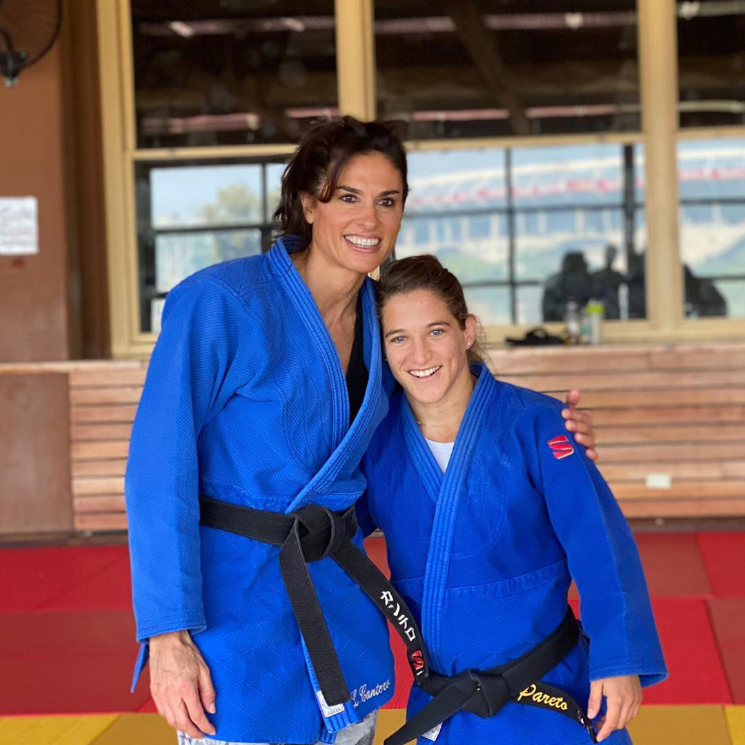 Durante el verano pasado, Gaby visitó a deportistas argentinos de distintas disciplina. Con Paula Pareto, luego de practicar judo. (IG: @sabatinigaby)