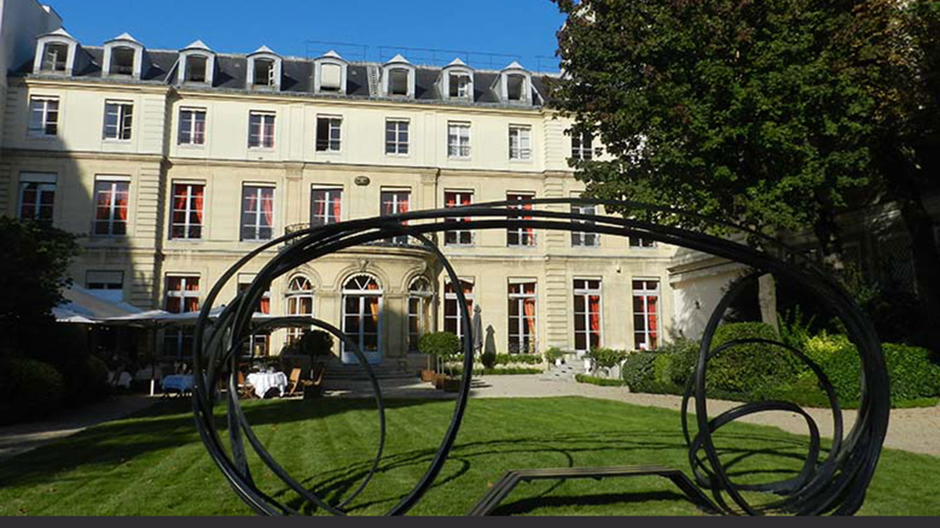 La Casa de América Latina de París cumple 80 años amenazada de desalojo: 26.000 firmas y un banco que quiere vender su sede por USD 112 millones