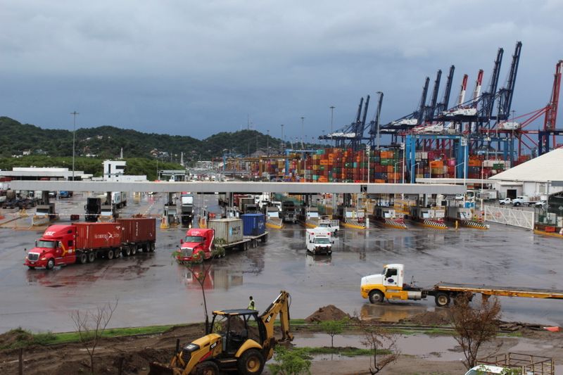 Una vista del puerto de Manzanillo cuando el huracán Nora se acerca a Manzanillo, en el estado Colima, México, el 28 de agosto de 2021. REUTERS / Jesus Lozoya NO RESALES. NO ARCHIVES