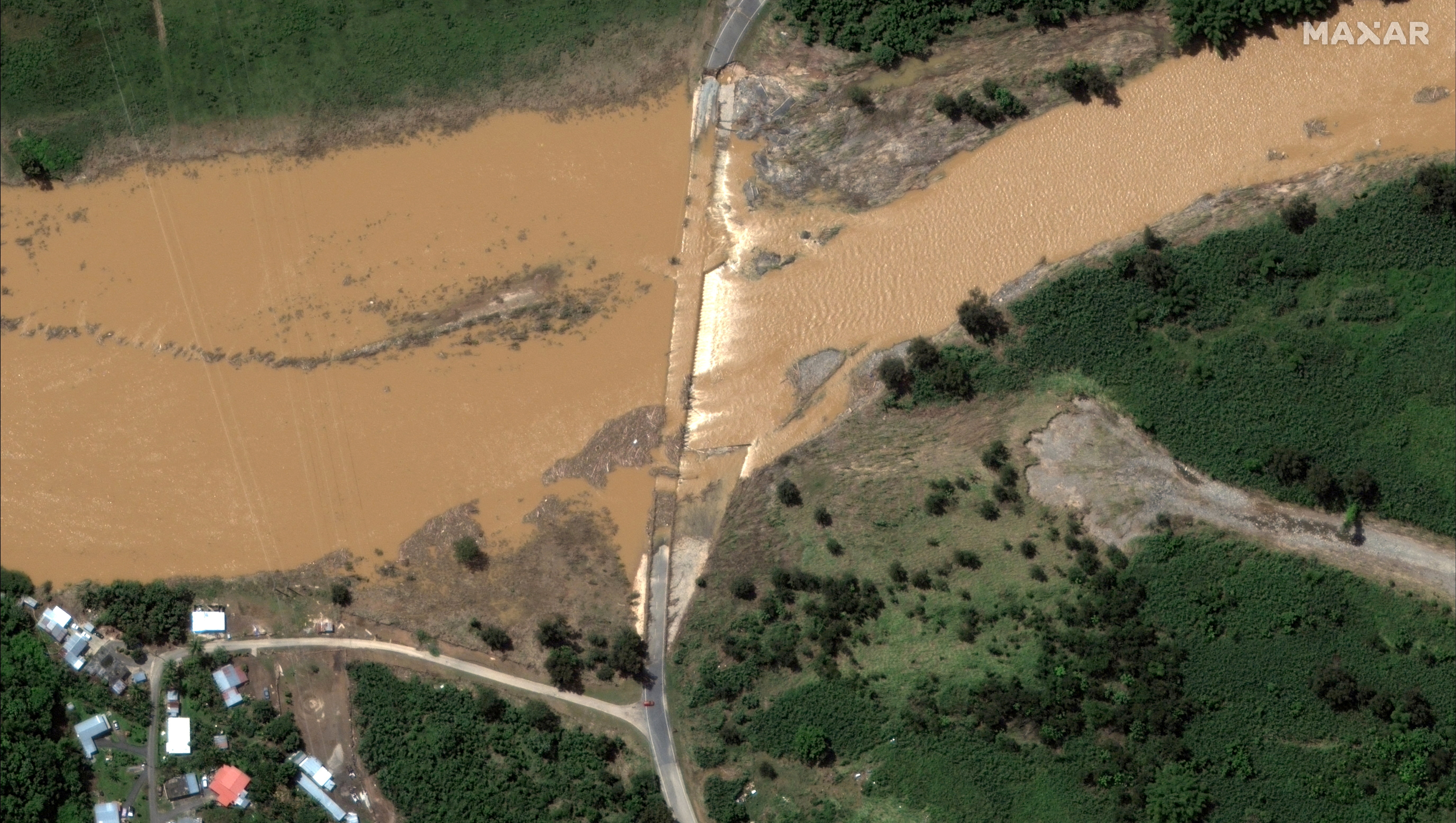 Una imagen satelital muestra un puente inundado después del huracán Fiona, en Arecibo. Cortesía de 2022 Maxar Technologies/Handout vía REUTERS