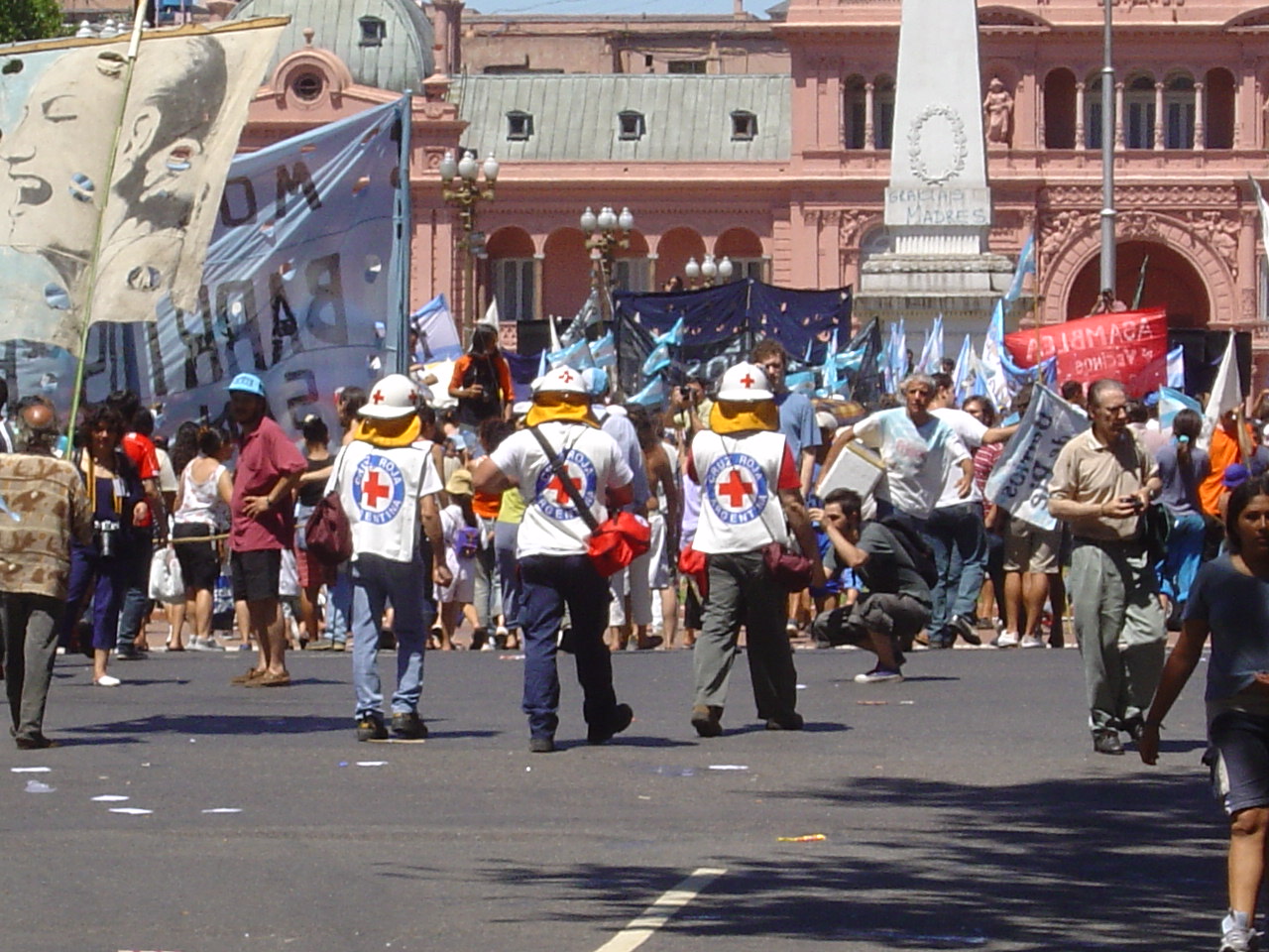 Nuevamente en 2001 debió intervenir en enfrentamientos internos, durante los disturbios que marcaron el punto más alto de conflicto y el final del gobierno de Fernando De la Rúa (Foto: Cruz Roja Argentina)
