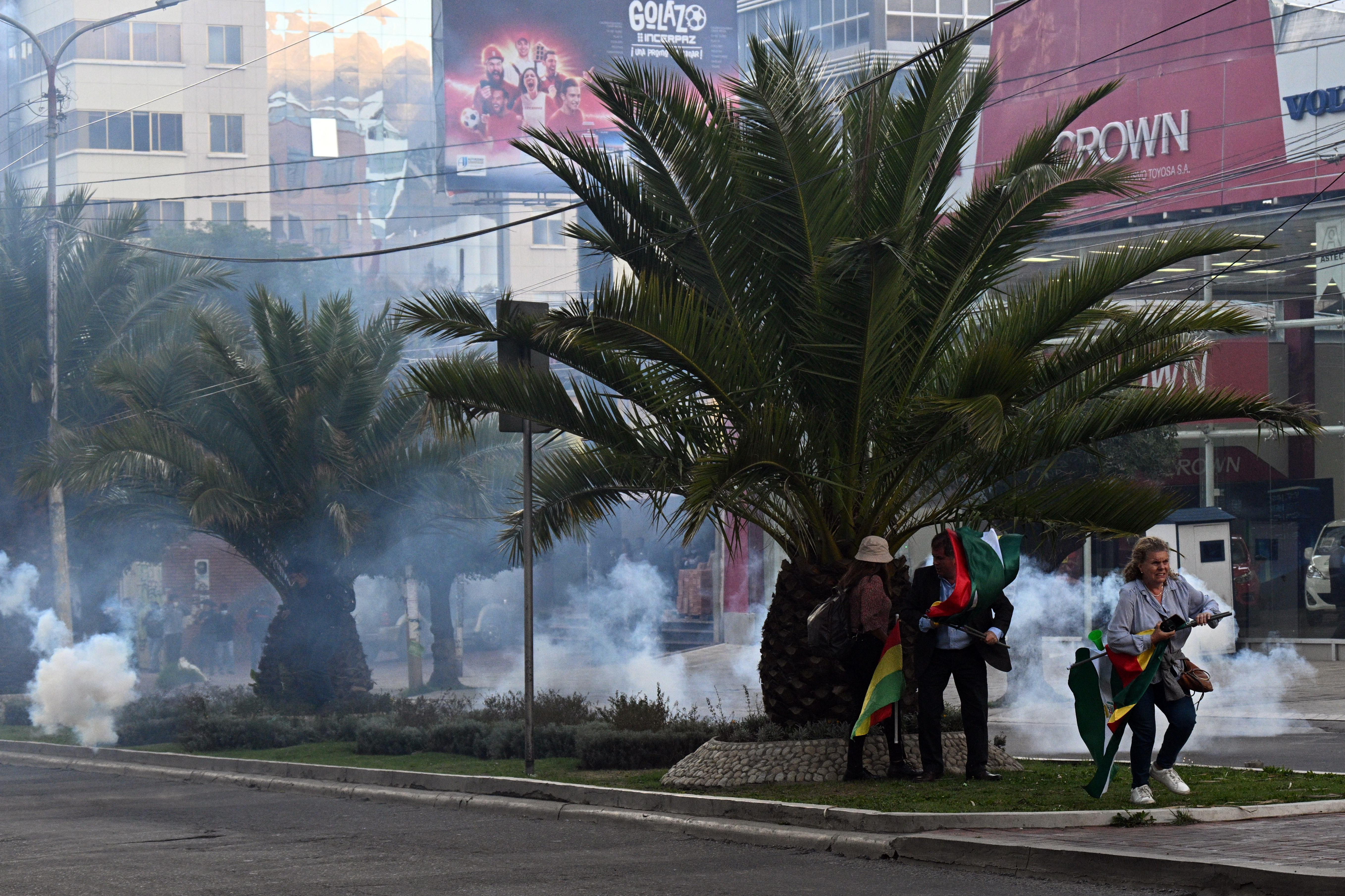 Imagen de los enfrentamientos entre opositores y oficialistas en La Paz (AIZAR RALDES / AFP)