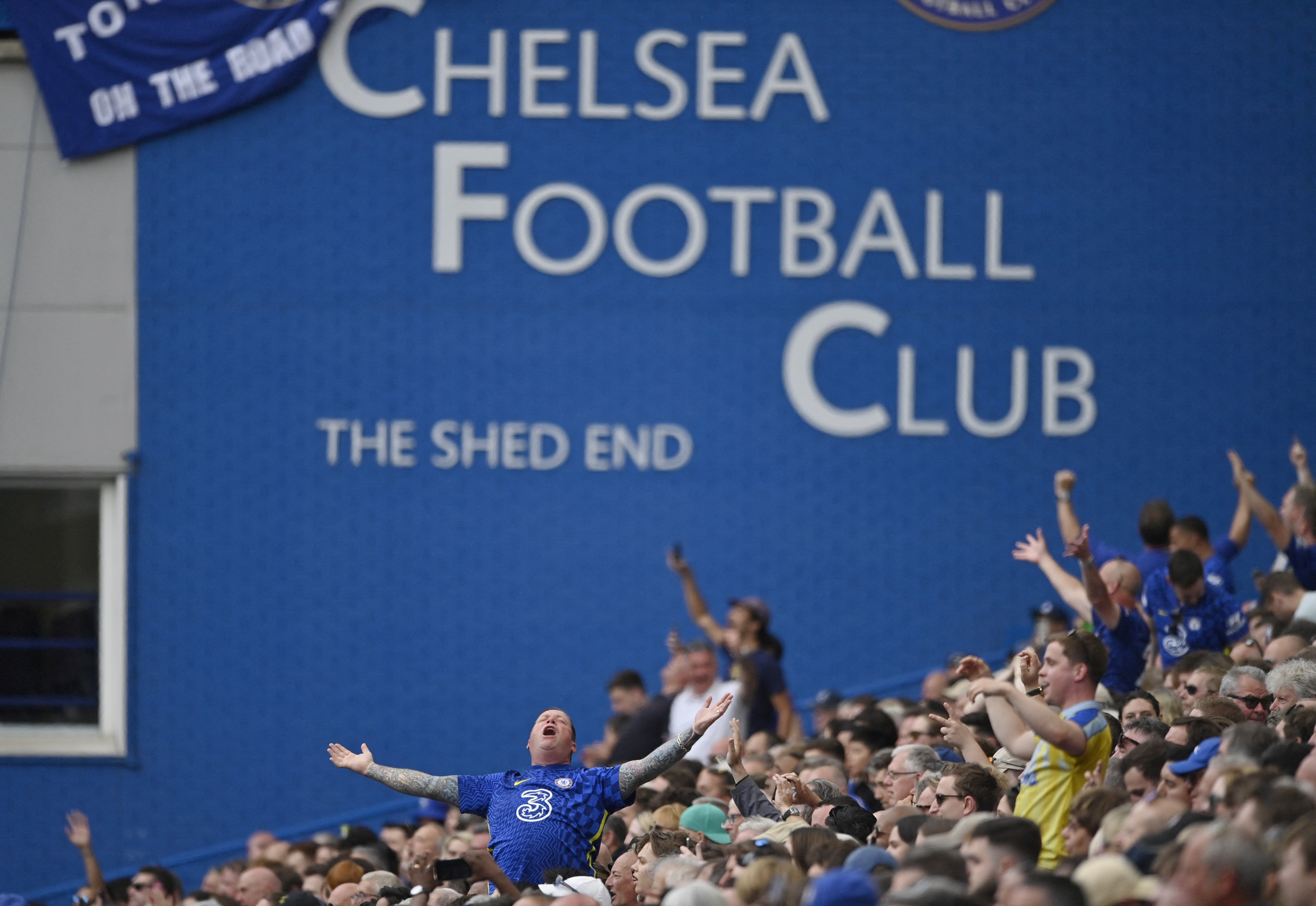 Chelsea, tercero en la Premier League esta temporada, necesita que se se apruebe la compra del club para que los nuevos dueños puedan negociar contratos con sus futbolistas y posibles refuerzos (Reuters)