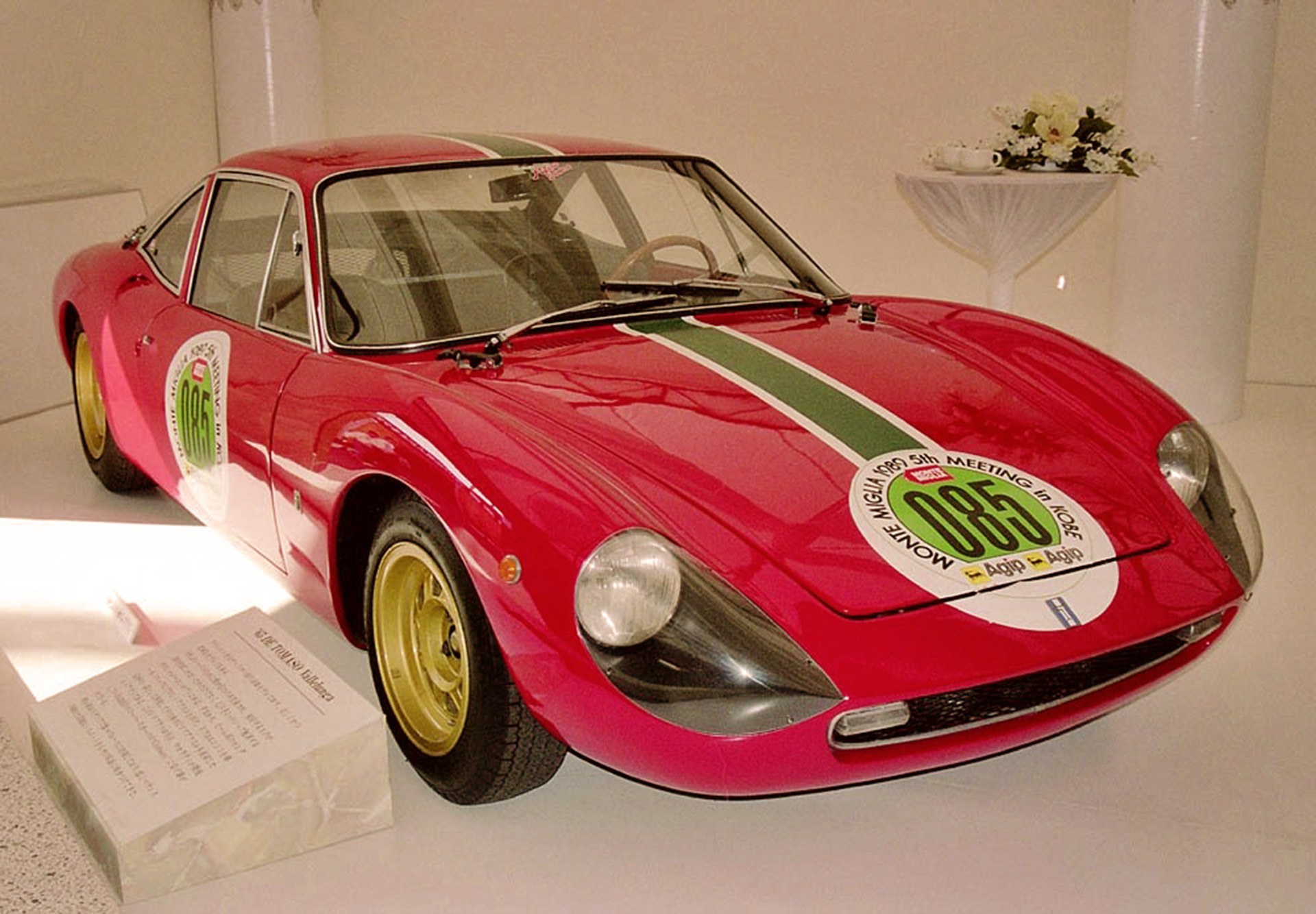 El primer deportivo de calle exitoso de Alejandro De Tomaso fue está coupe llamada Vallelunga