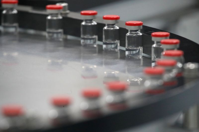 Un alínea de frascos se ve durante la producción de la vacuna contra el COVID-19 Gam-COVID-Vac, también conocida como Sputnik-V, en San Petersburgo, Rusia (REUTERS/Anton Vaganov)