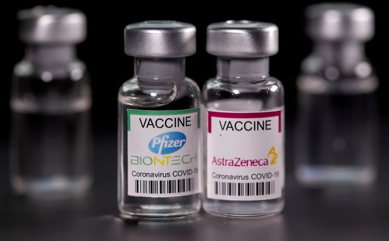 Foto de archivo ilustrativa de viales con etiquetas de las vacunas de Pfizer-BioNTech y AstraZeneca contra el coronavirus 
Mar 19, 2021. REUTERS/Dado Ruvic/