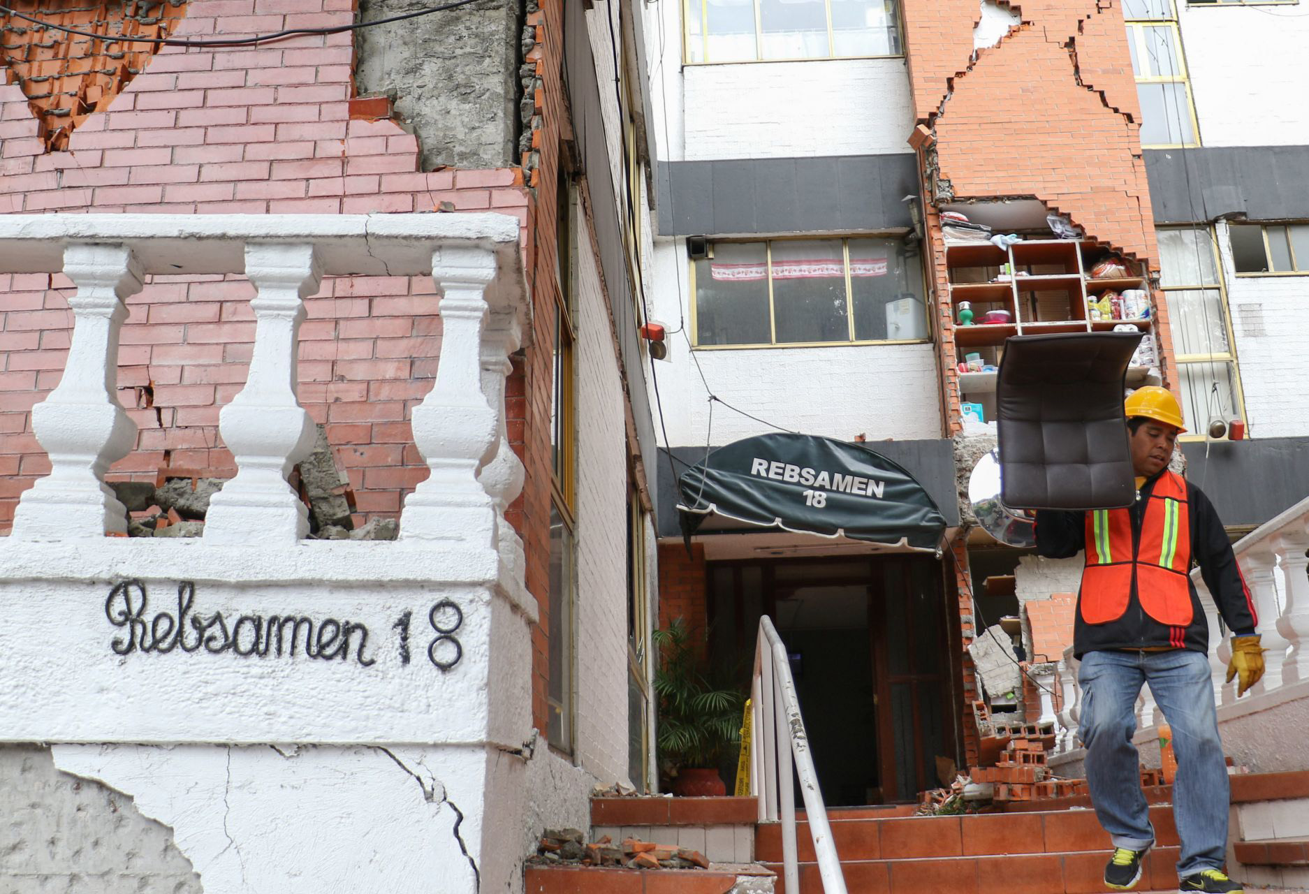Habitantes del edificio ubicado en la calle Rébsamen 18 en la colonia Narvarte comenzaron a sacar sus pertenencias depués que personal de protección civil evaluó el inmueble (Foto: Cuartoscuro)