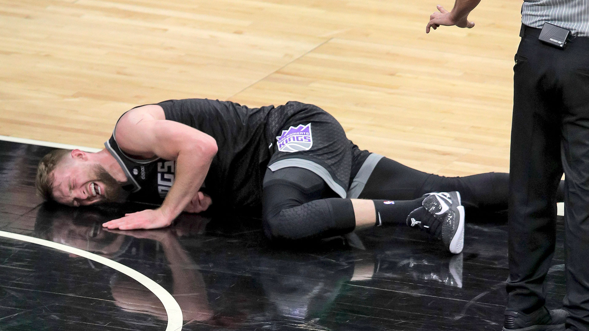 Sabonis quedó muy dolorido en el suelo (Carlos Avila Gonzalez/San Francisco Chronicle via AP)