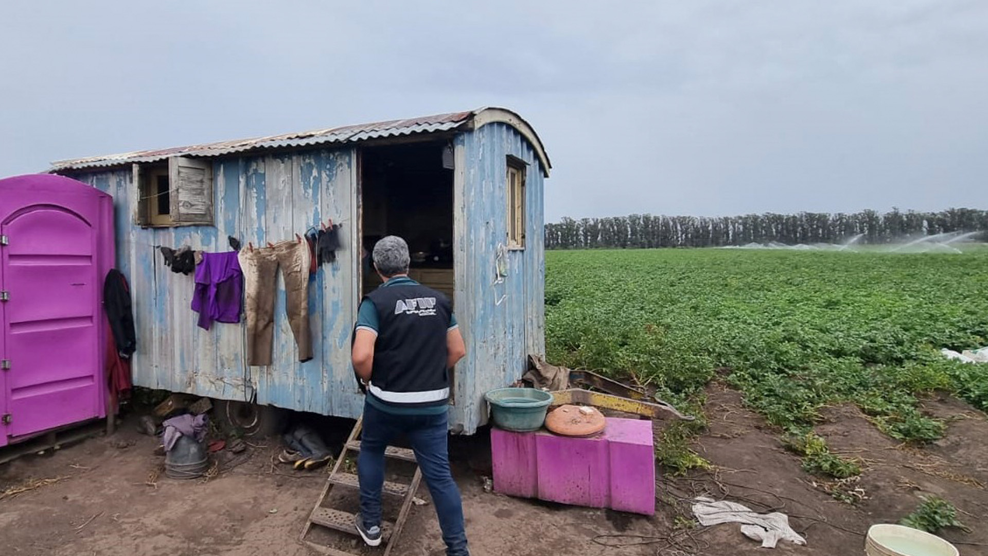 Los trabajadores vivían en galpones sin suelo y con baños químicos sin las instalaciones correspondientes.