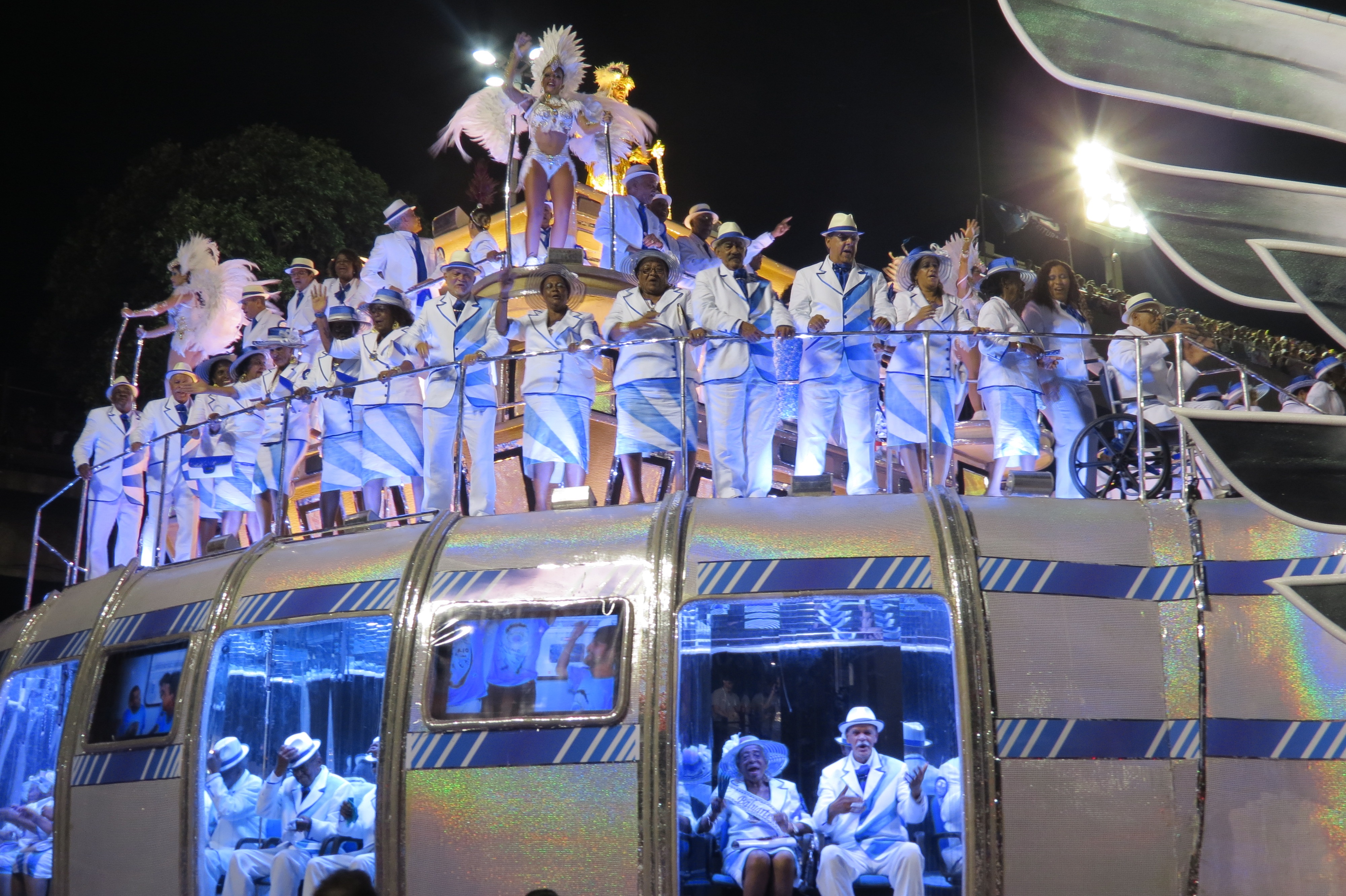 Ambas ciudades ya habían anunciado la suspensión este año del llamado carnaval de rúa, que es animado por las comparsas y bandas que desfilan gratuitamente ante millones de personas en las calles
