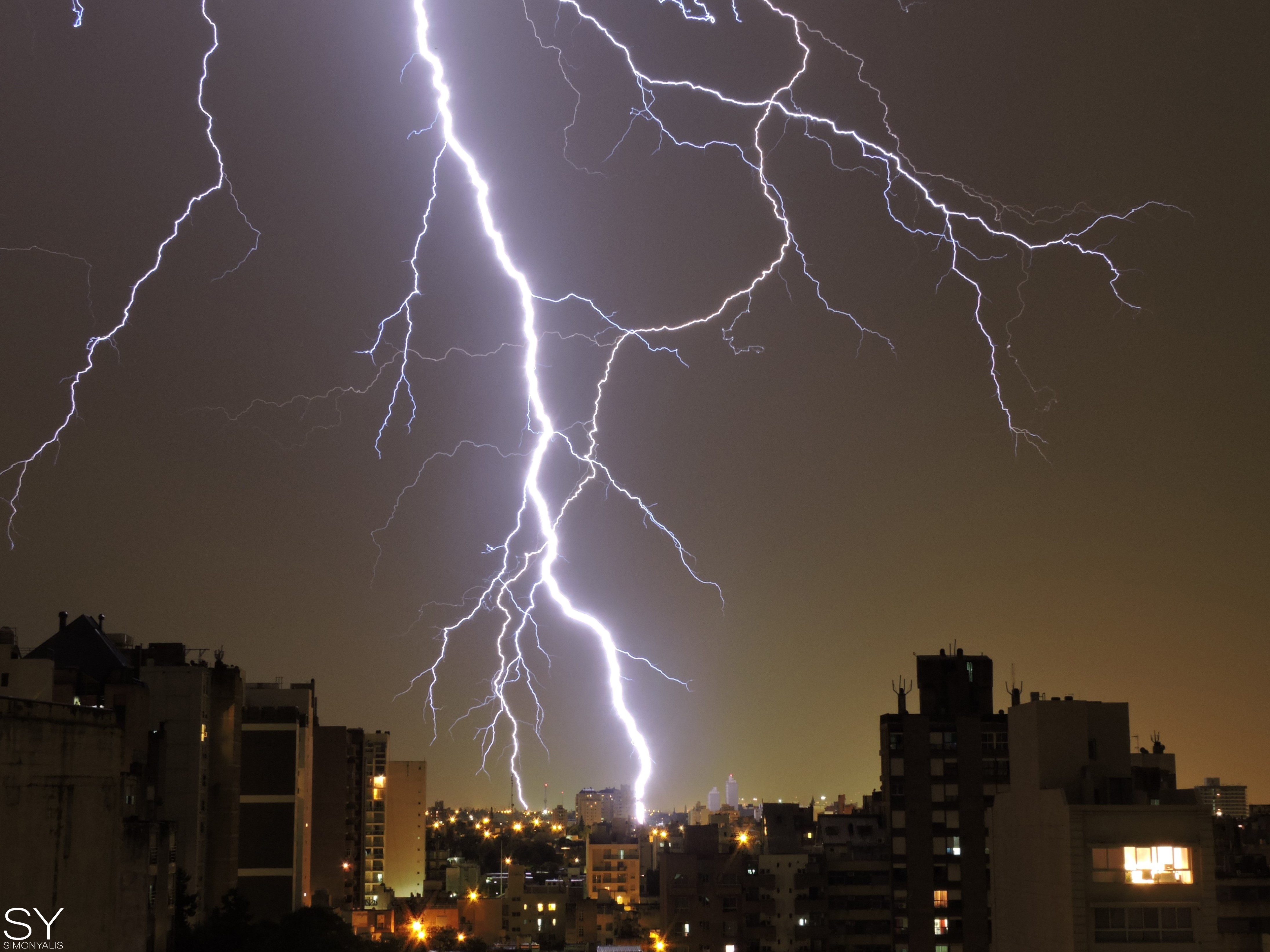 La actividad eléctrica de una tormenta en Córdoba (@simonyalisph)
