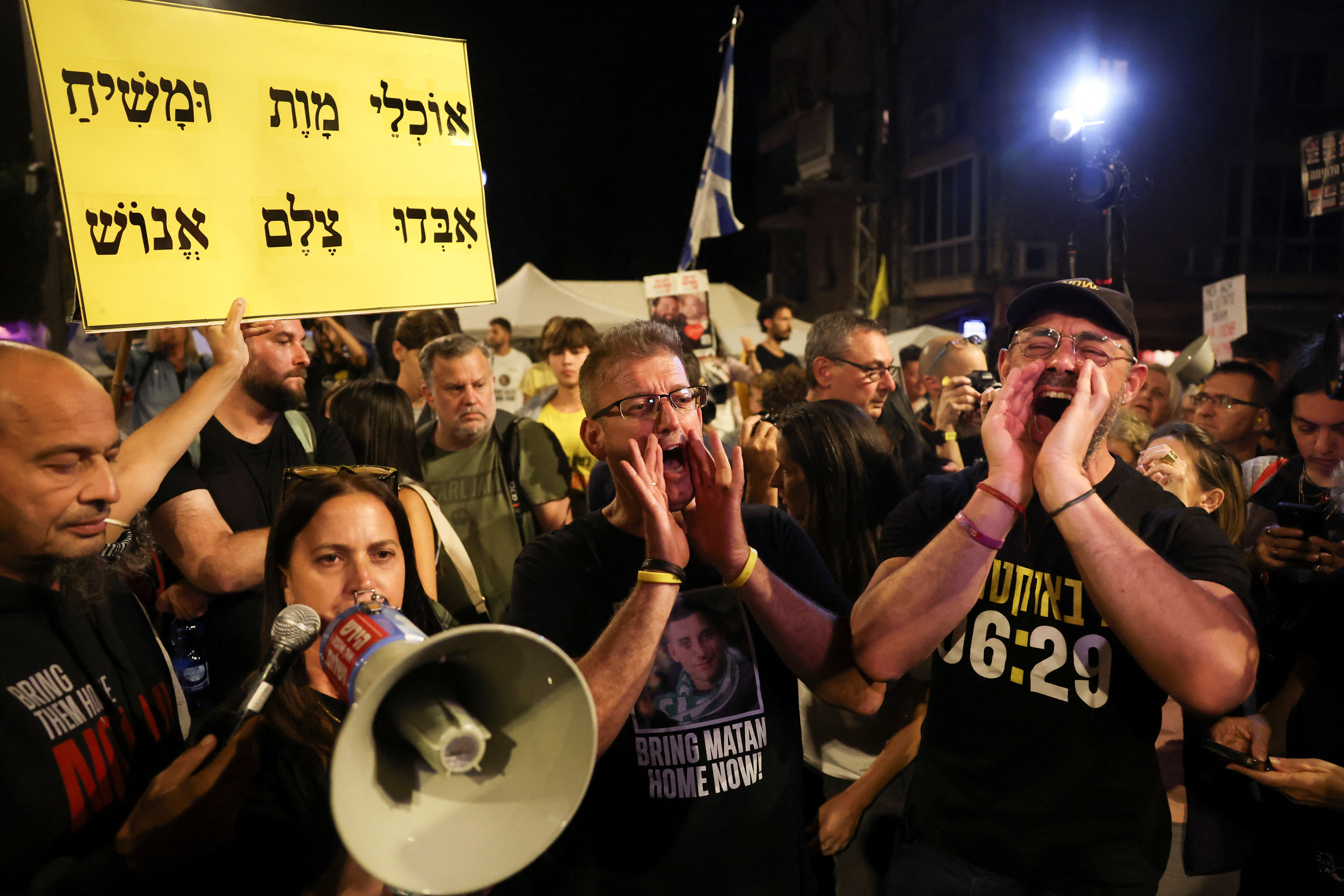 Miles de israelíes se movilizaron para reclamar la liberación de los rehenes en Gaza y alertaron que podría ser su “última noche” con vida