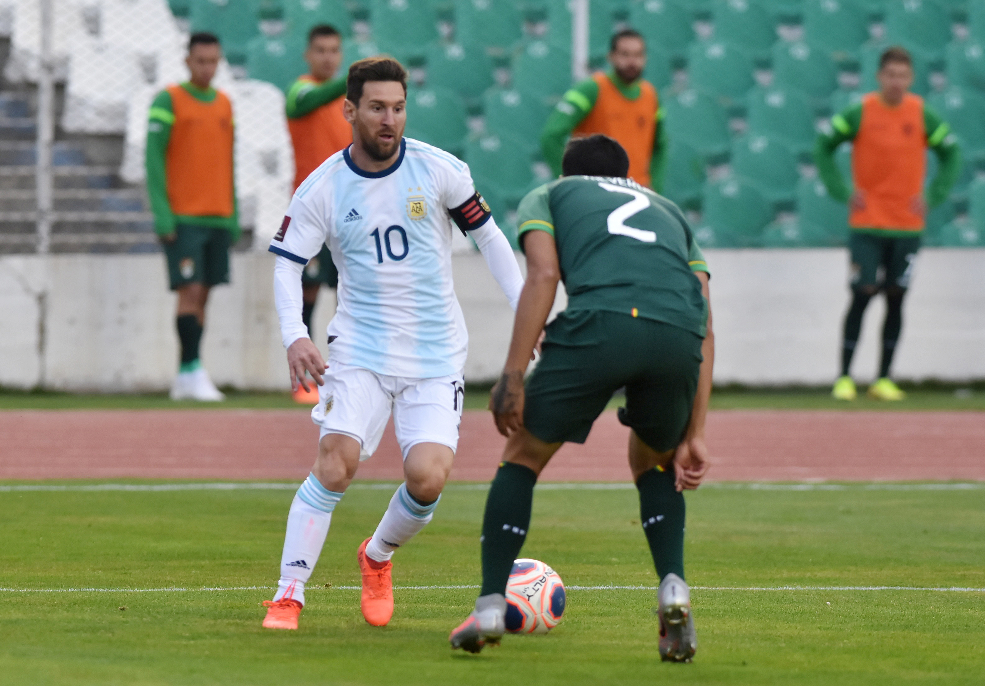 Dosificando el resto físico que le quedaba, Messi apareció poco pero cada vez que tomó contacto con el balón, Argentina generó chances de peligro. Buen partido de la Pulga
