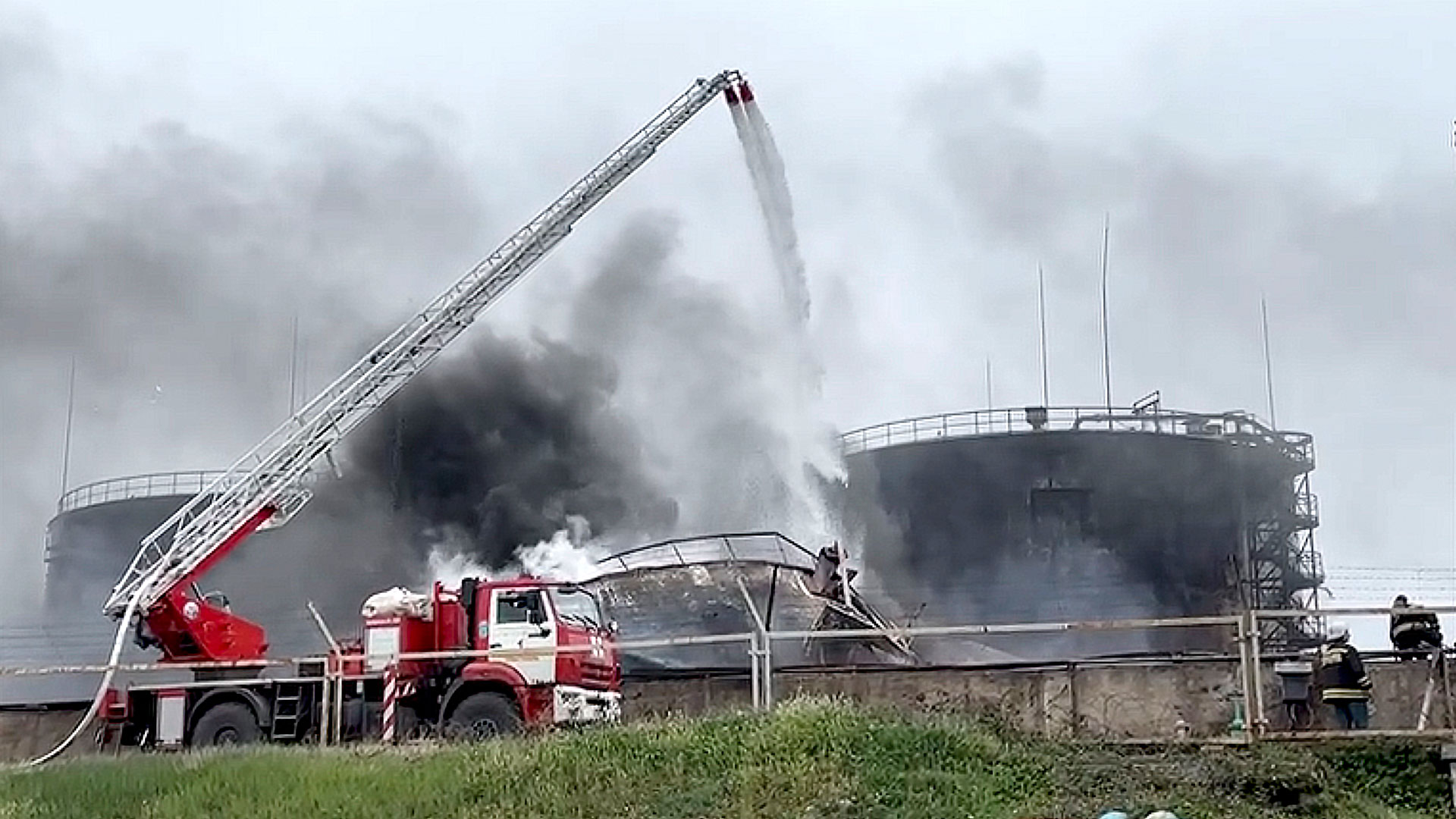 El Gobernador de Sebastopol confirmó que un depósito de combustible se incendió en la zona portuaria de Sebastopol en la mañana del 29 de abril y que, según la información preliminar, el incendio se produjo tras un ataque de vehículos aéreos no tripulado (EFE)