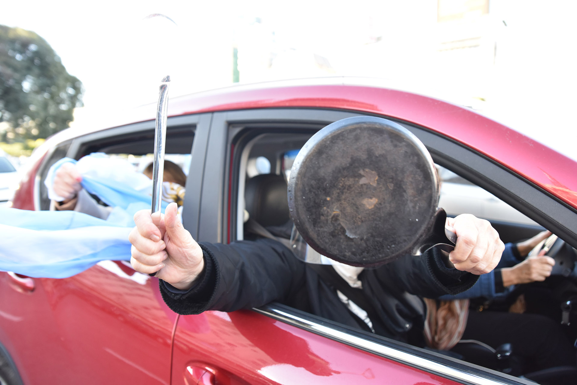 Los automovilistas llevaron cacerolas y cornetas para manifestarse