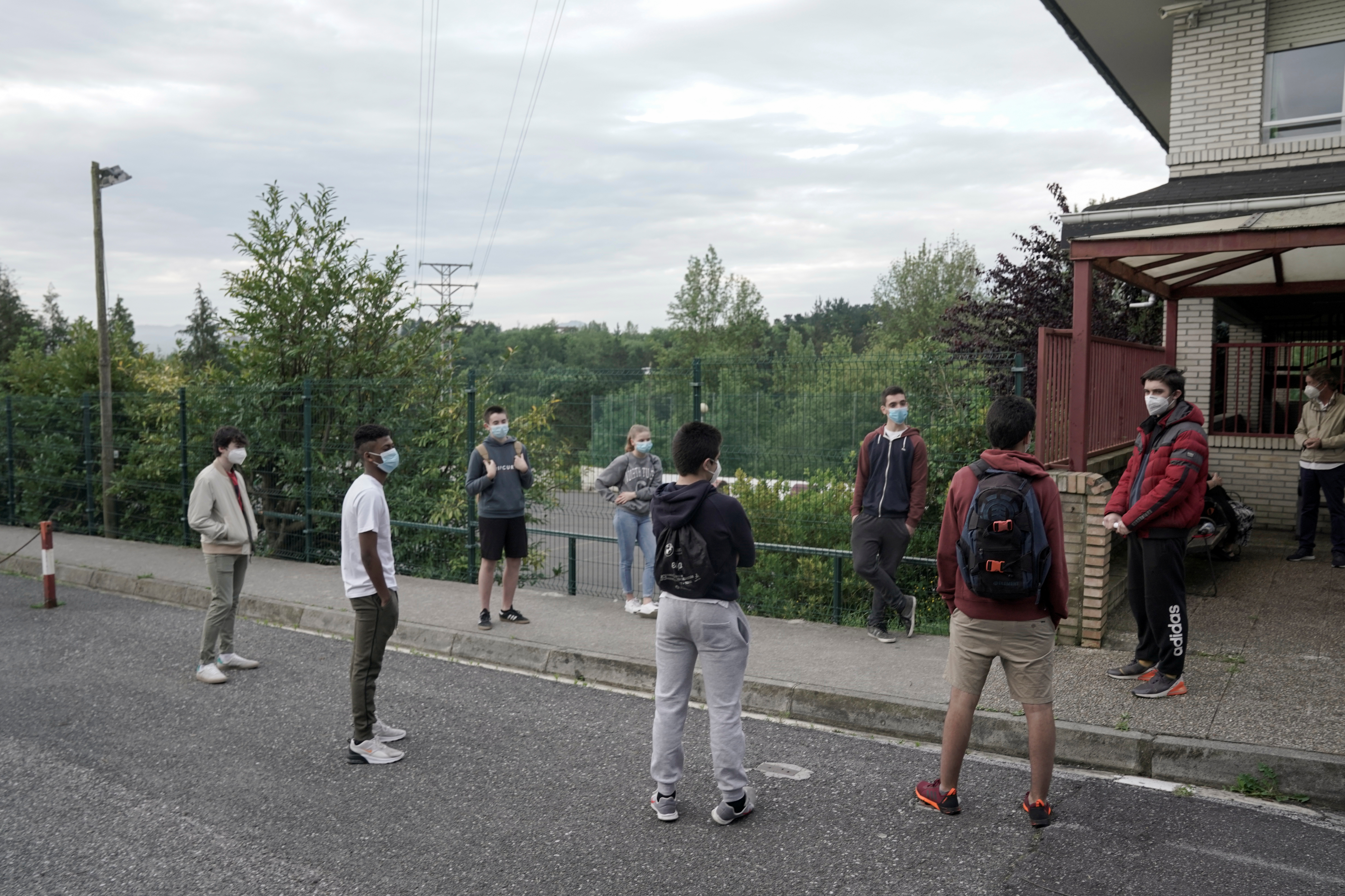 Estudiantes de la escuela Axular Lizeoa, en San Sebastián, antes de ingresar a clase. El País Vasco fue la primera comunidad autónoma en reabrir parcialmente las escuelas (REUTERS/Vincent West)