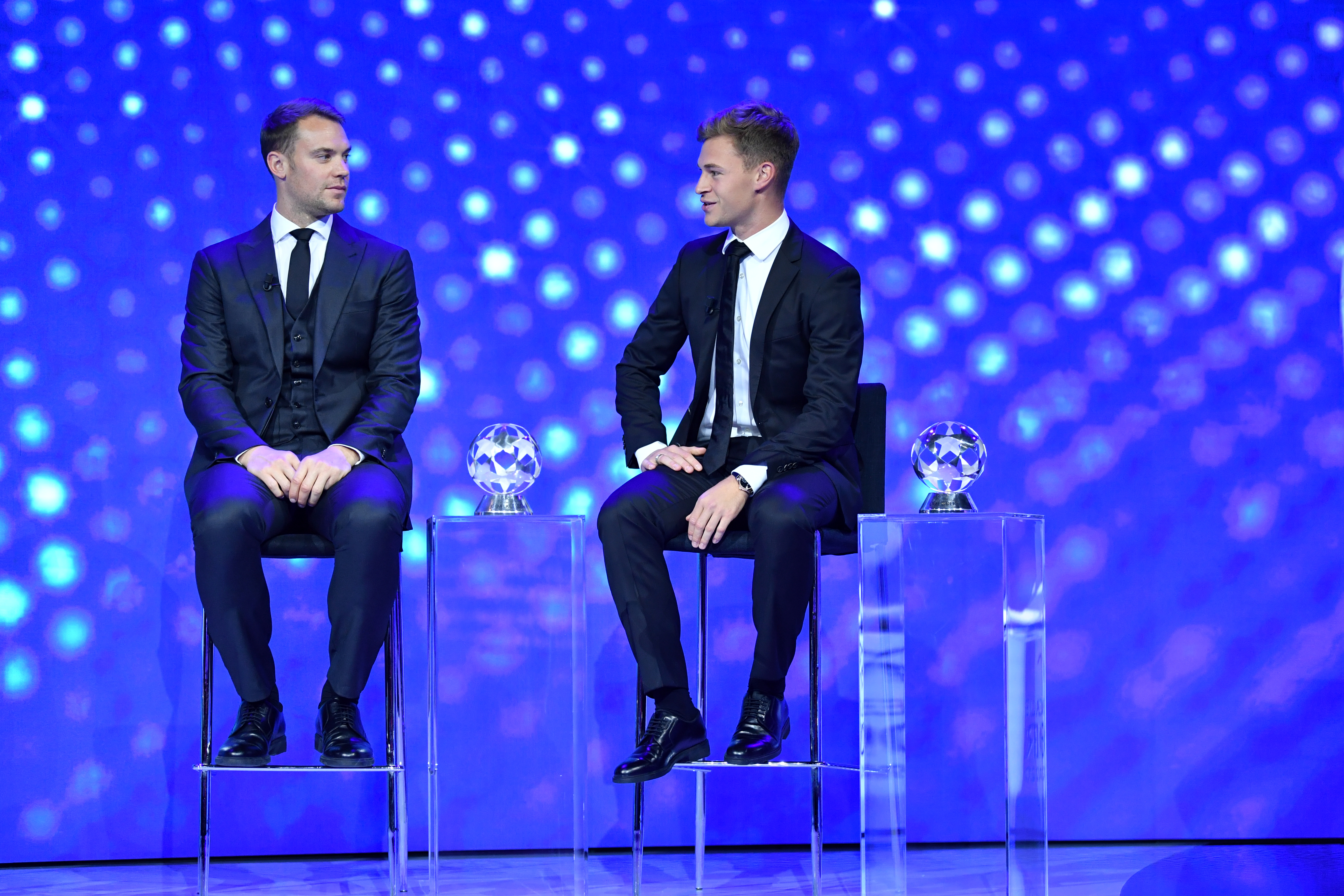 Joshua Kimmich y Manuel Neuer recibieron premios individuales durante el sorteo de la Champions League (REUTERS)