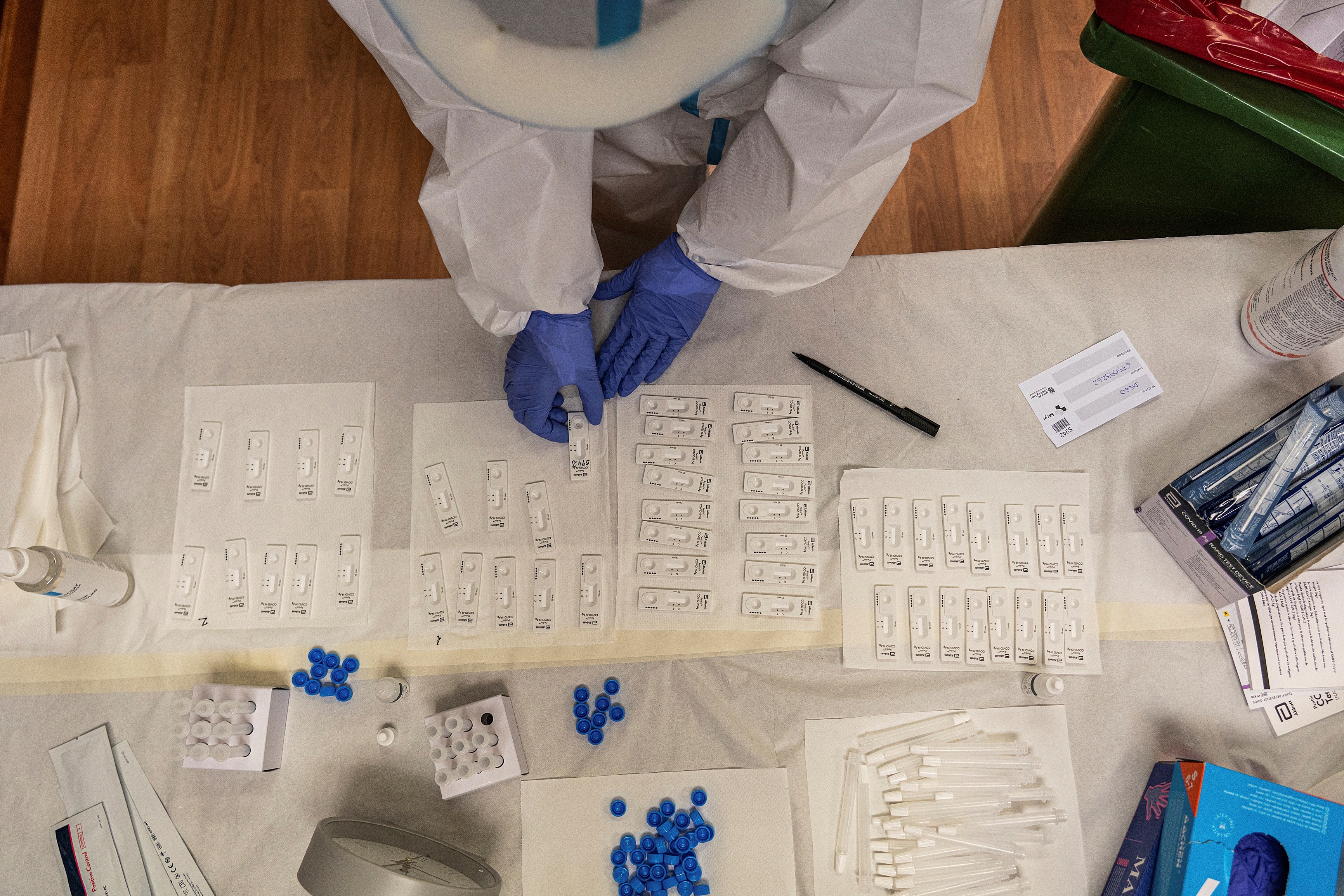 Para Grad, la circulación continua esperada de SARS-CoV-2 contrasta con la primera ronda de SARS en 2003 y con el brote del virus del Ébola en África Occidental en 2014, cuando las medidas de salud pública finalmente detuvieron la propagación y pusieron fin a ambos brotes (EFE)