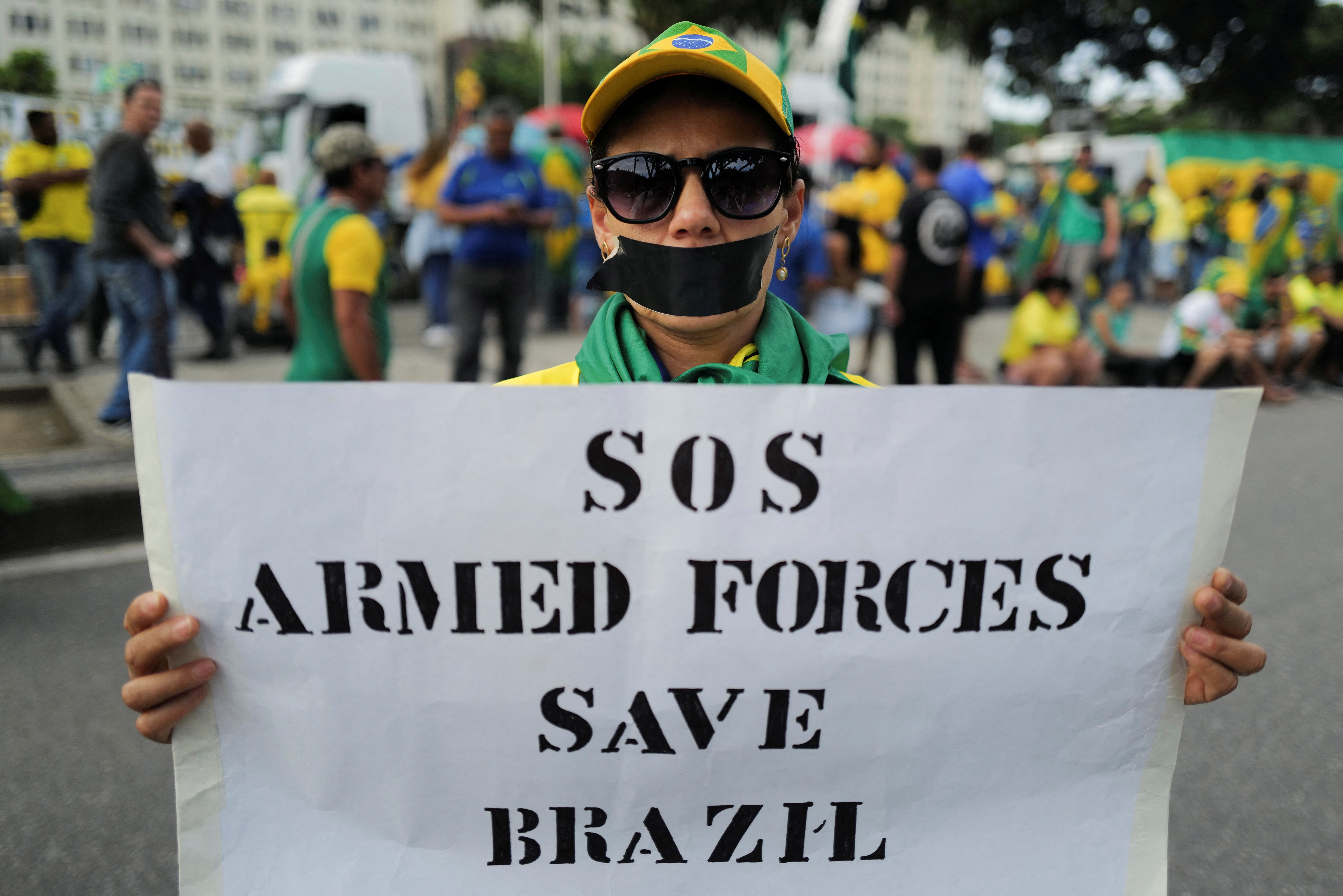 “SOS Fuerzas Armadas” (REUTERS/Lucas Landau)