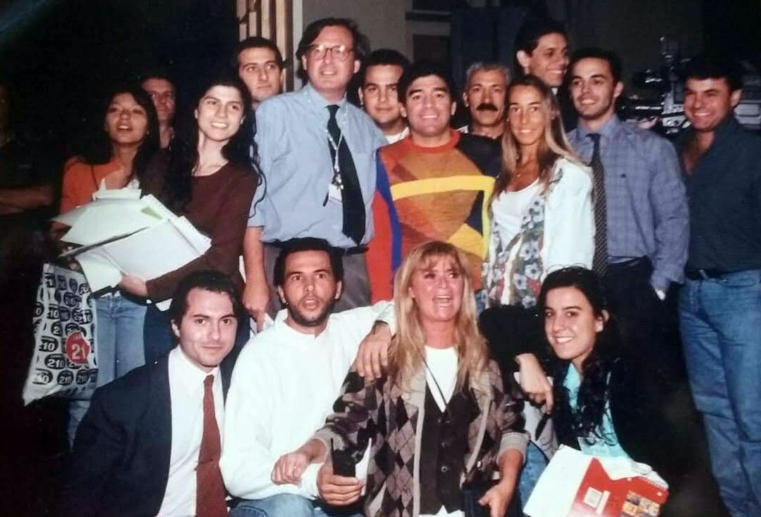 Luz Segui junto a su equipo de producción e invitados, entre ellos Diego Maradona